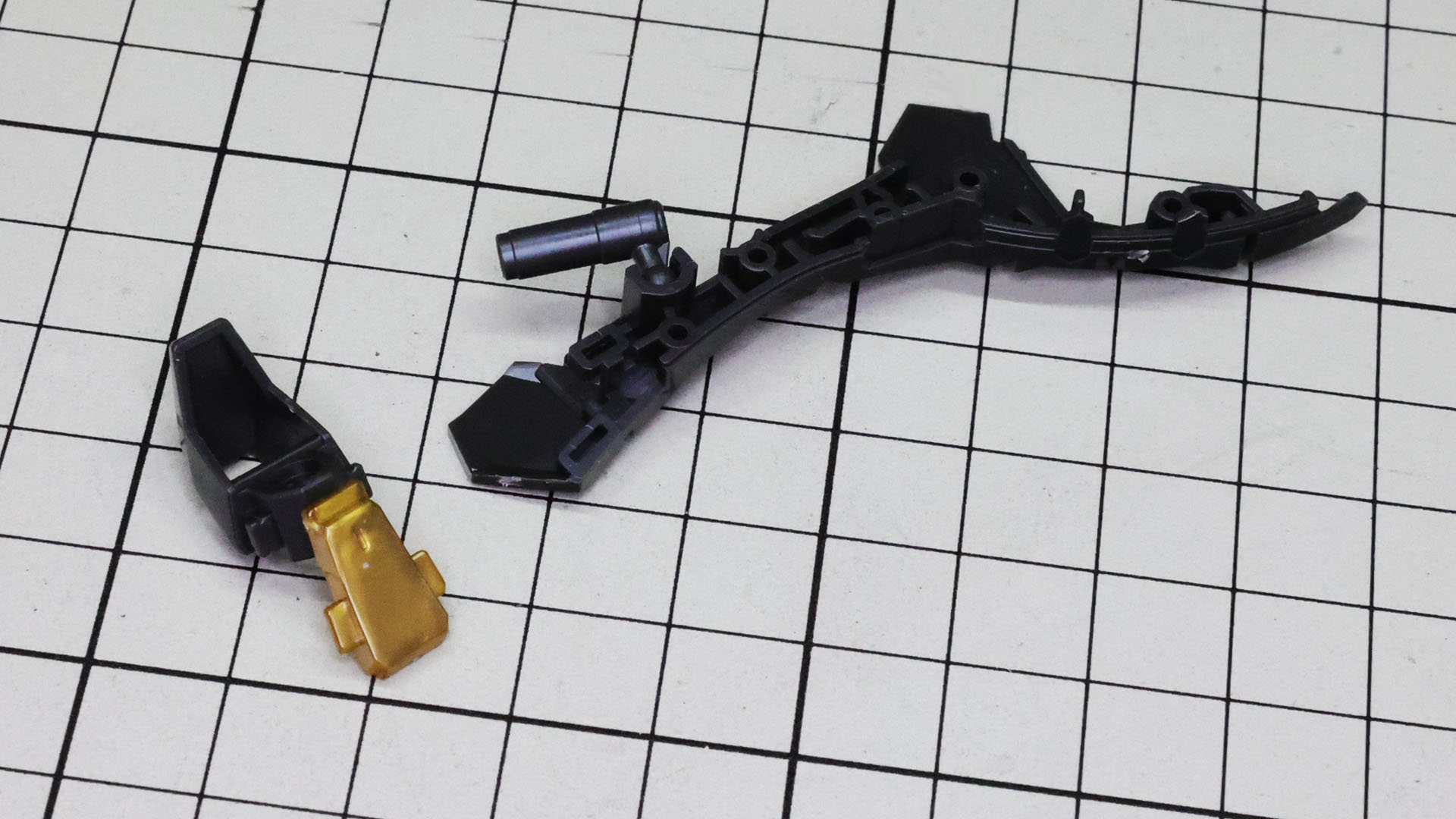 膝下のメカフレームを組んでいきます