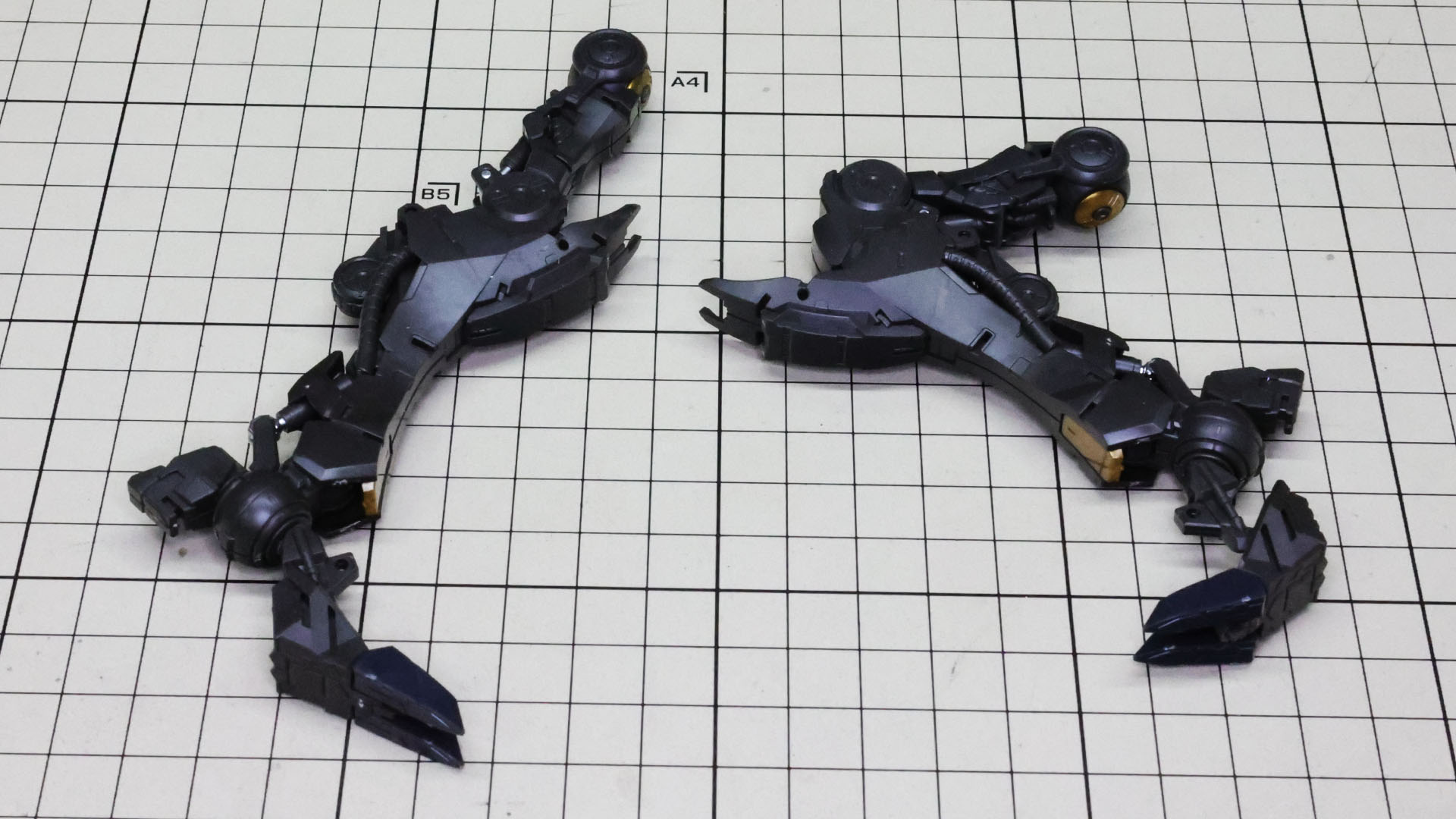 組み上がった脚部を慣らしも兼ねてじんわり可動させていきます。大きさも相まって迫力ある脚部です