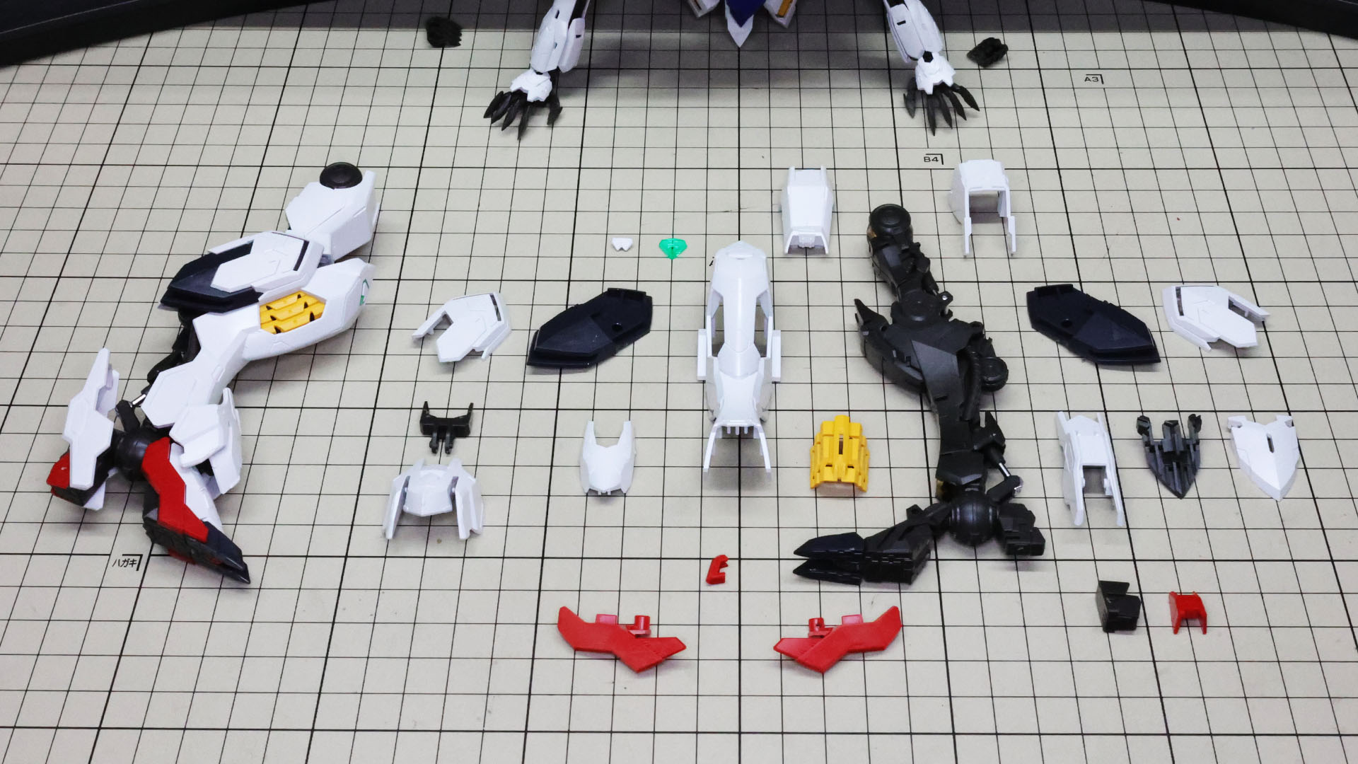 装甲を組み付けていきます。改修前とは違うデザインになります