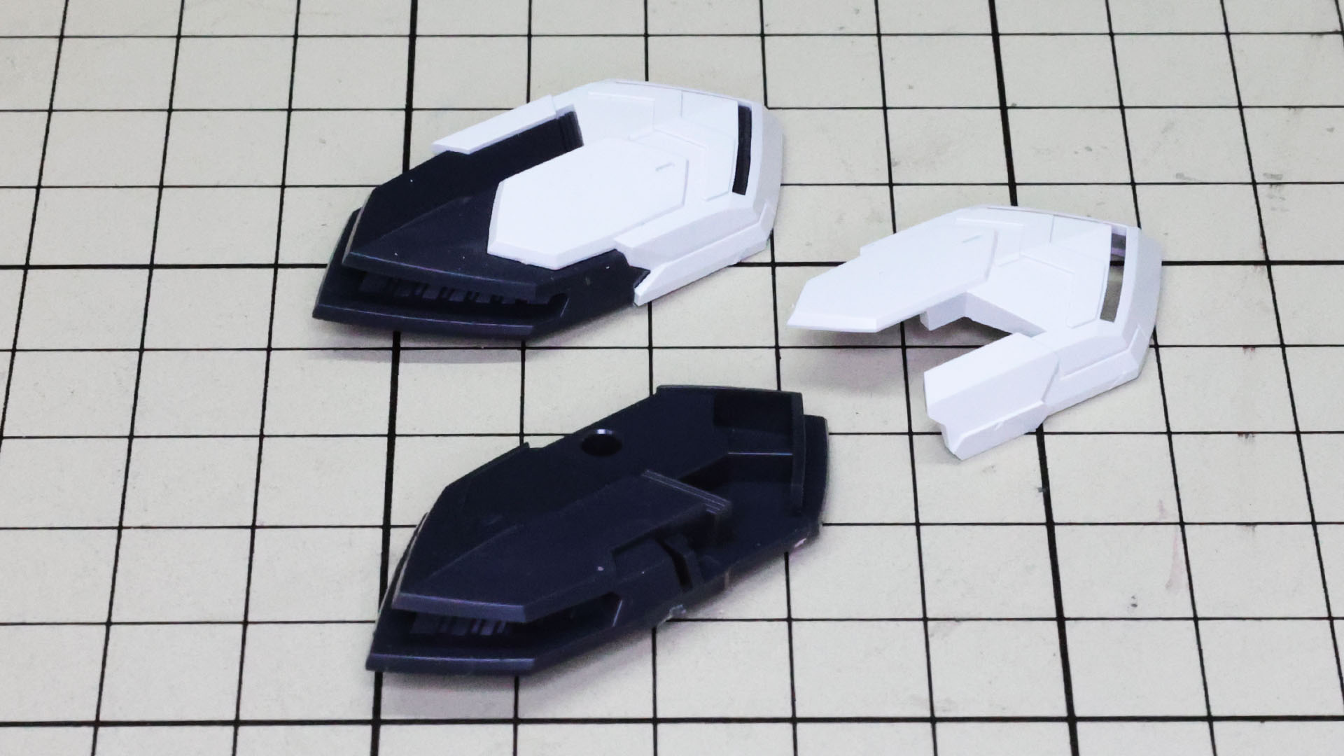 膝下左右に存在する推進機を組みます