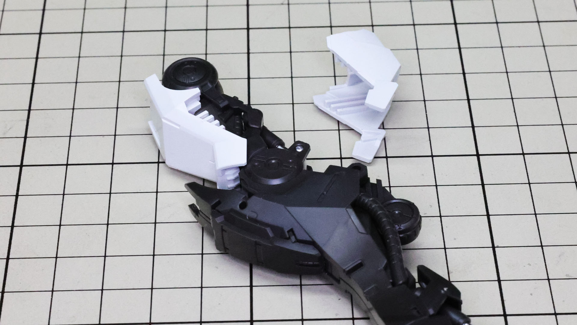 大腿部の装甲は前後から組まれます