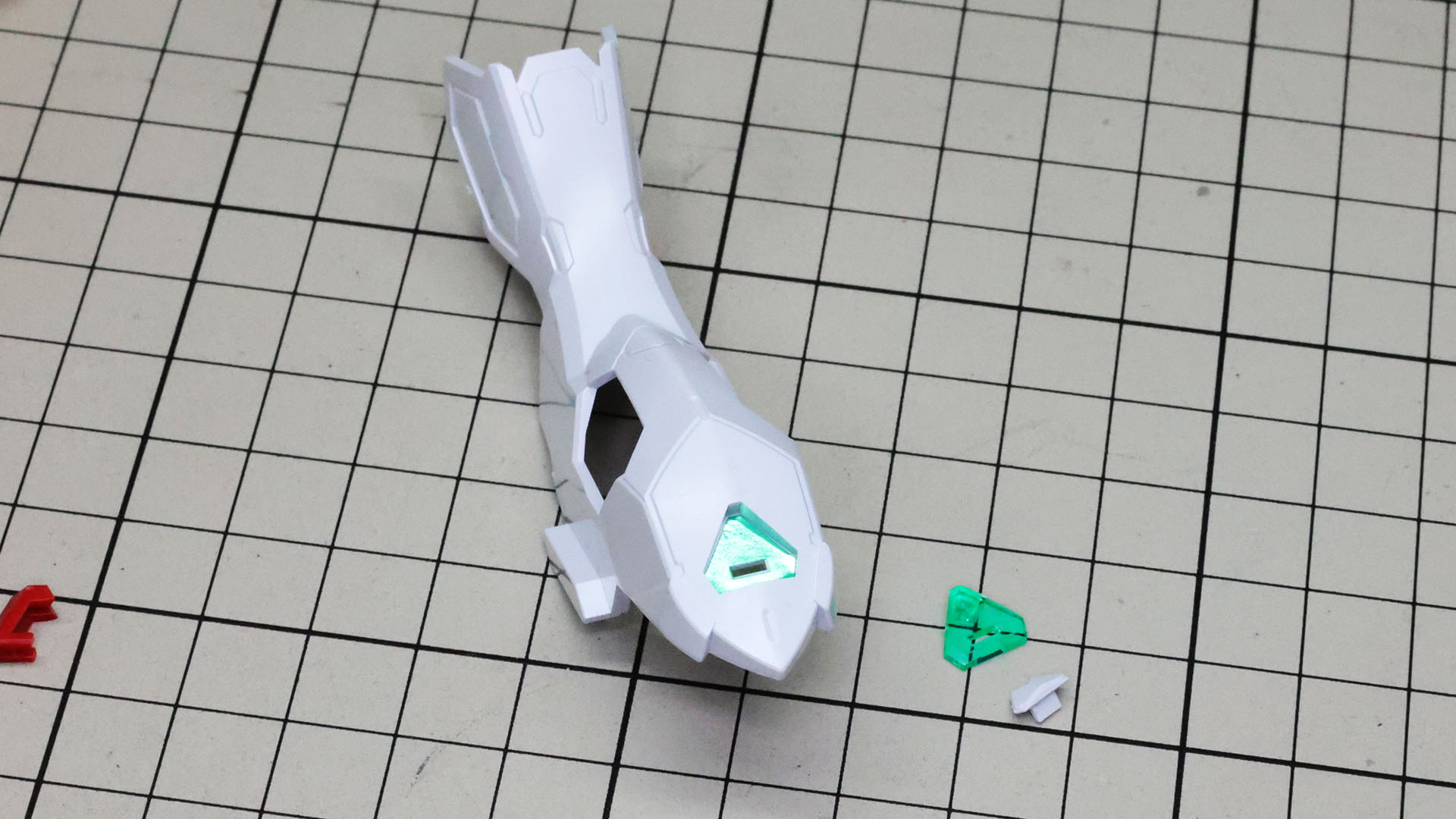 膝装甲にはシールとクリアパーツでディテーリングが行われます