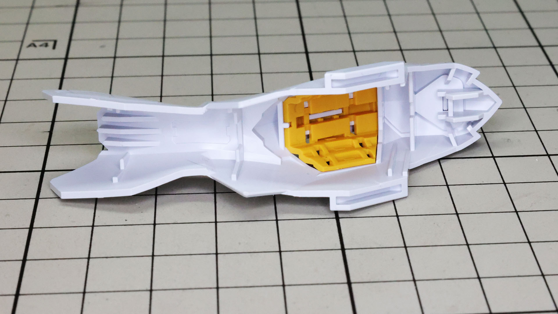 膝下の装甲は1パーツで組みやすいです。ダクト部のディテールも1パーツ成形されているのに情報量多くて楽しい部分です