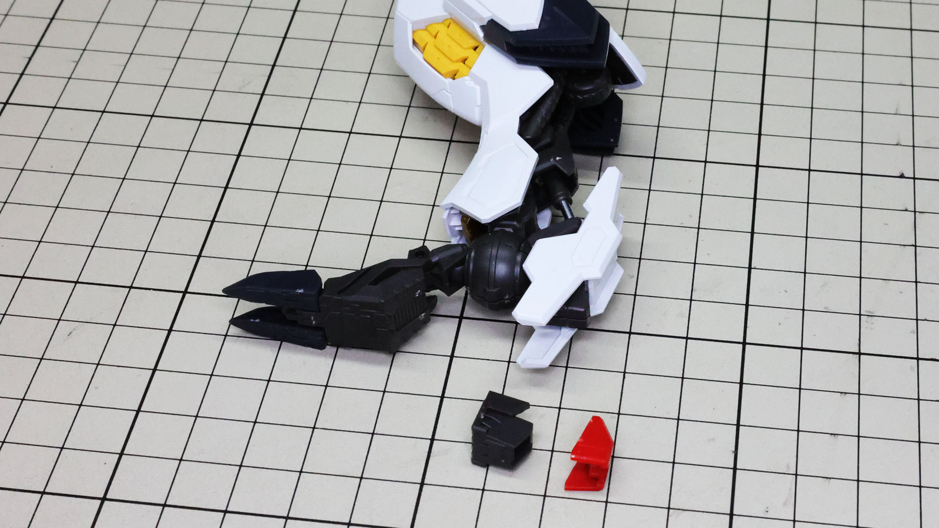 ソール部の装甲を組んでいきます