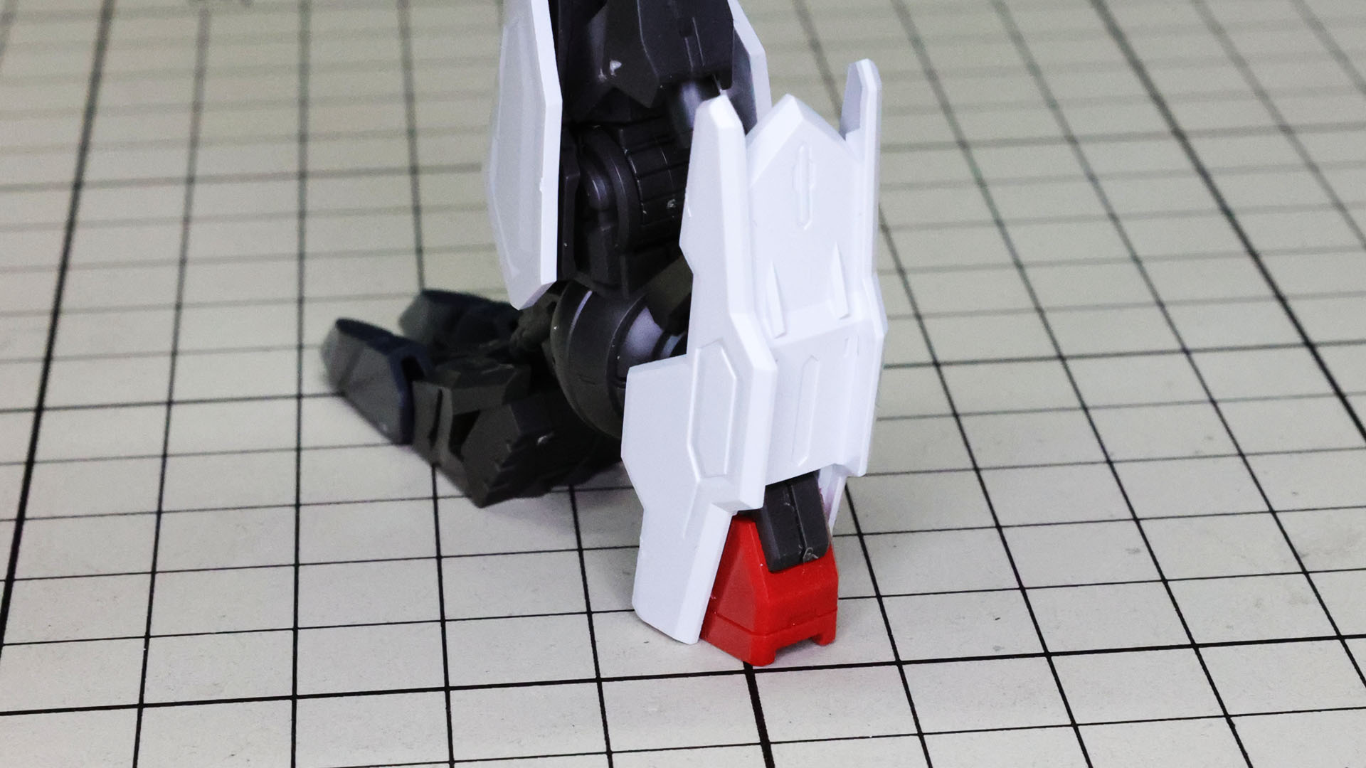 アキレス腱にあたる部分のシリンダーを保護する装甲と赤いヒールの対比が楽しい