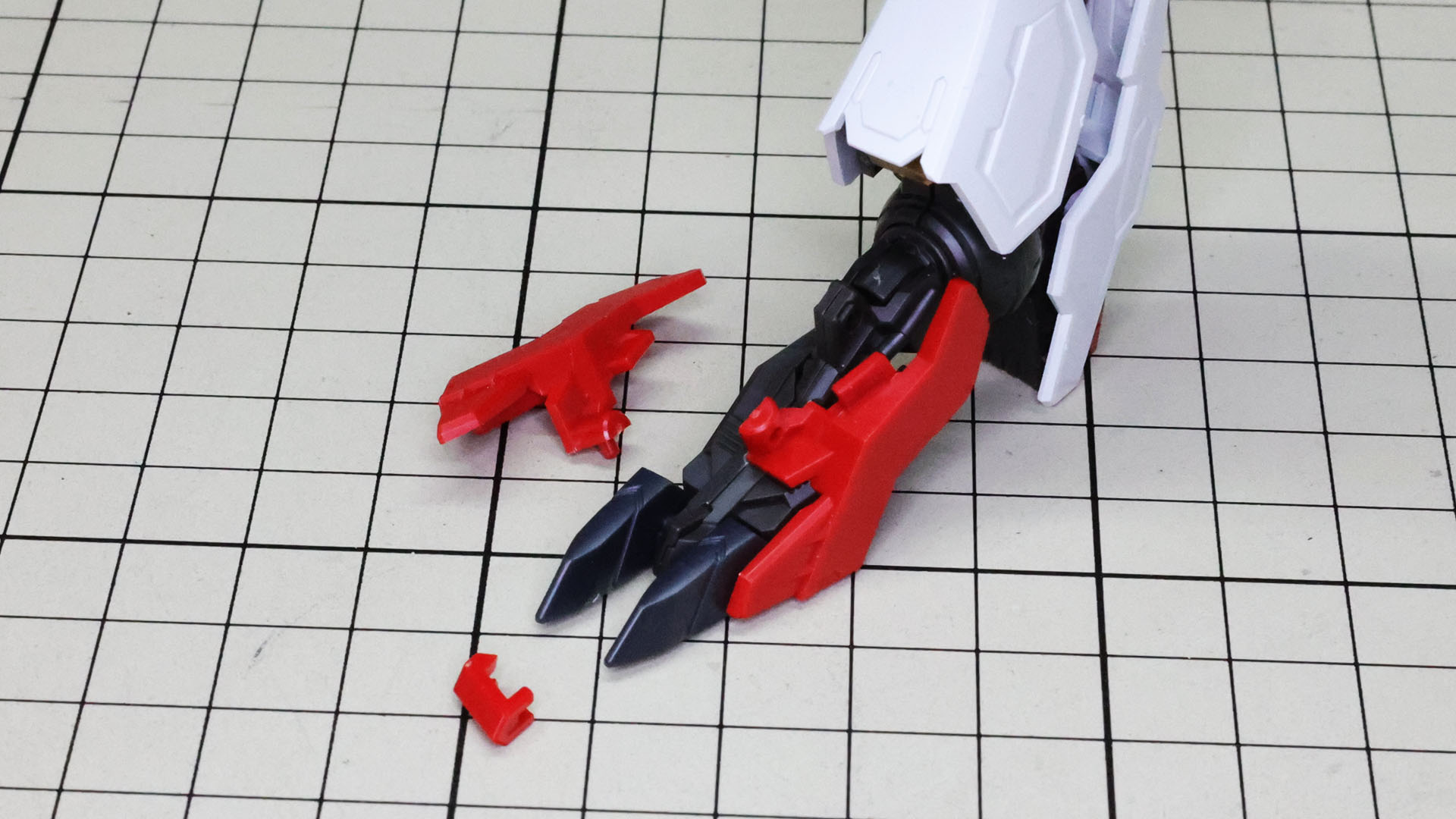 足先も装甲パーツで覆っていきます