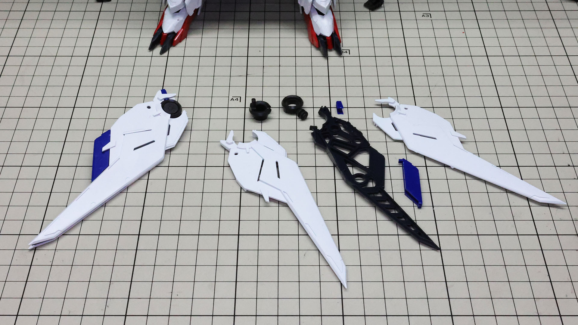 さらに、ここで腰部左右の推進機を組んでいきます