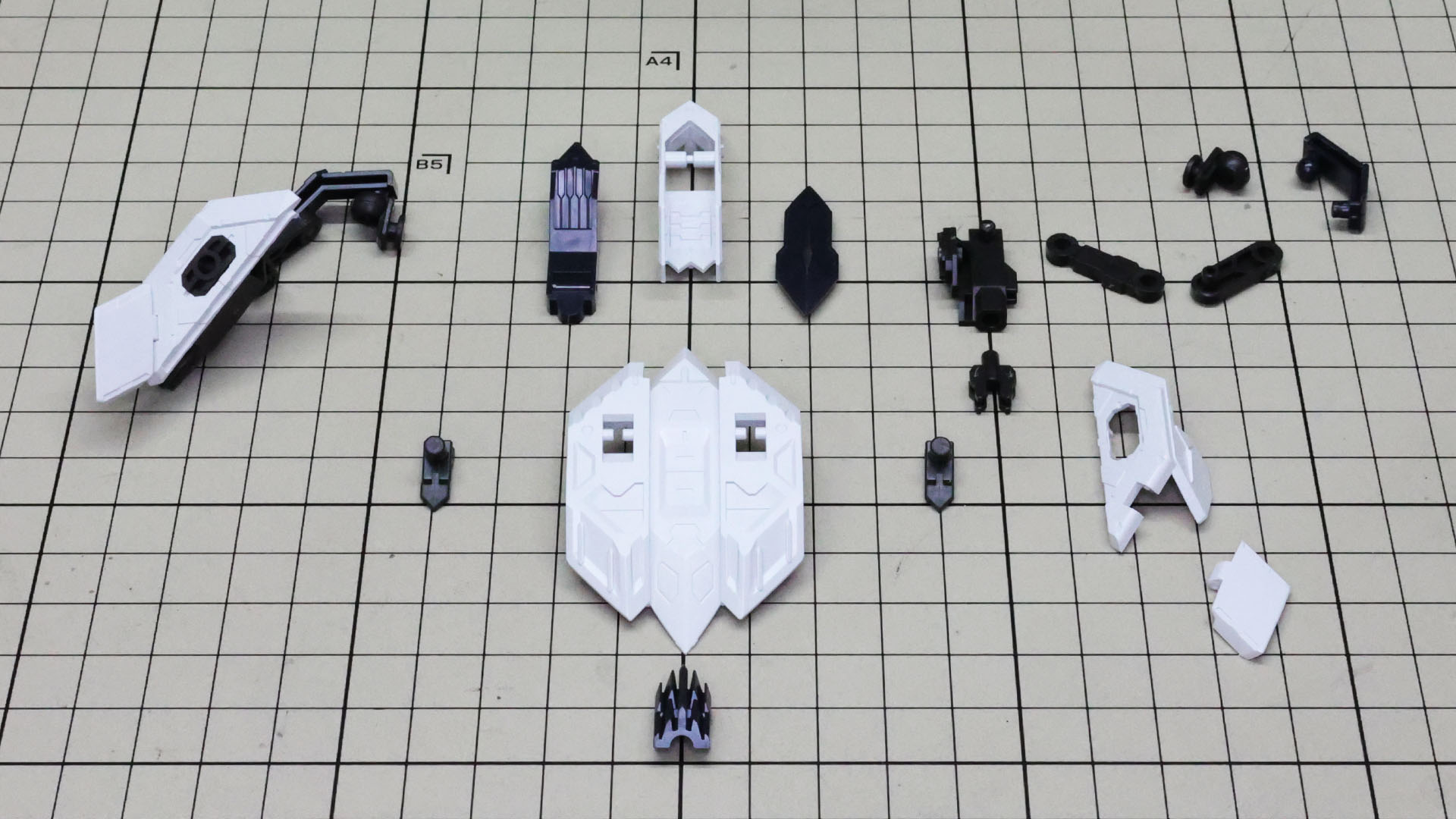 バックパックは多軸関節アームを持つ左右のブロックがあります