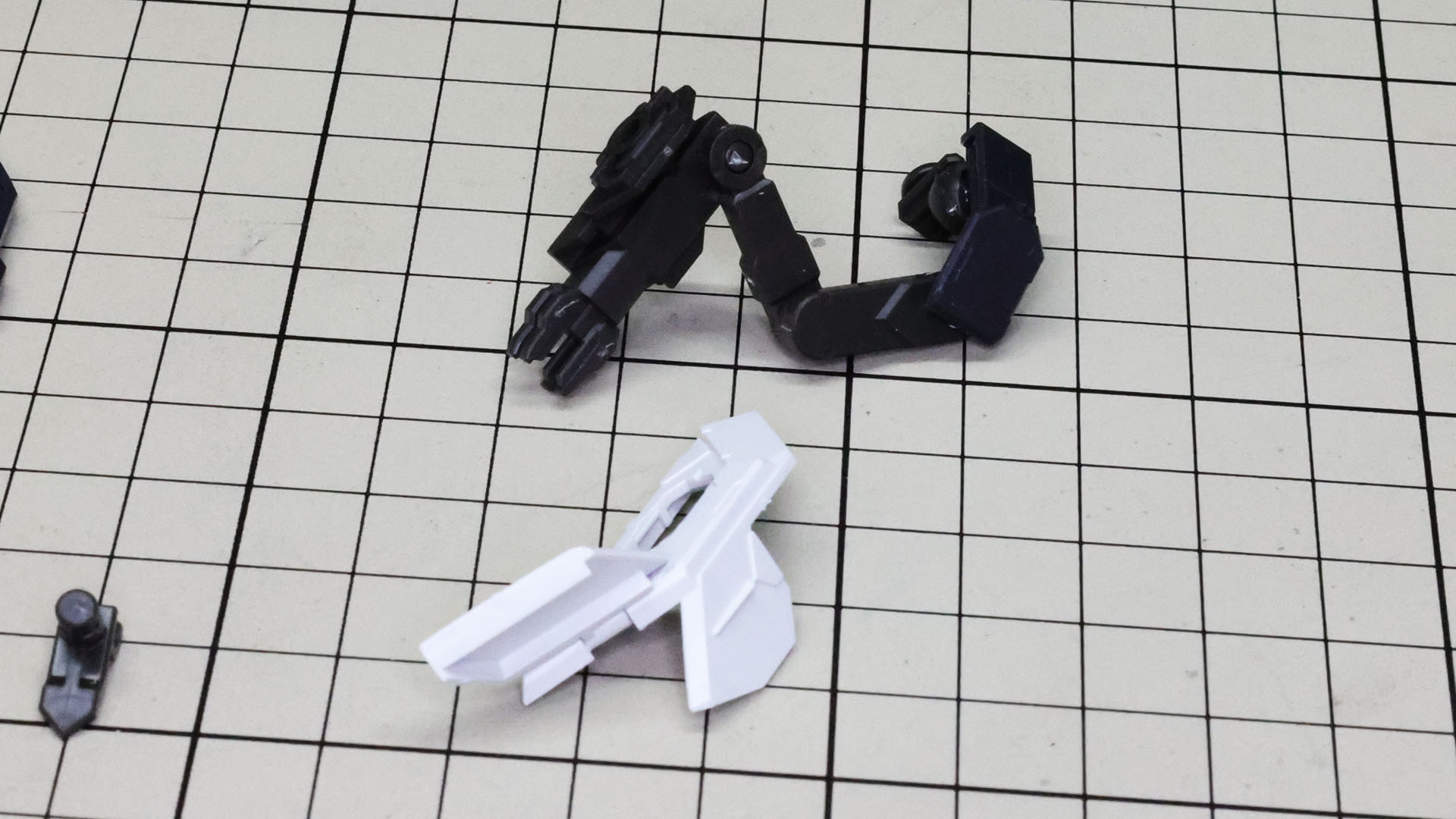 多軸関節アームはパーツの向きをよく見て組んでいきます