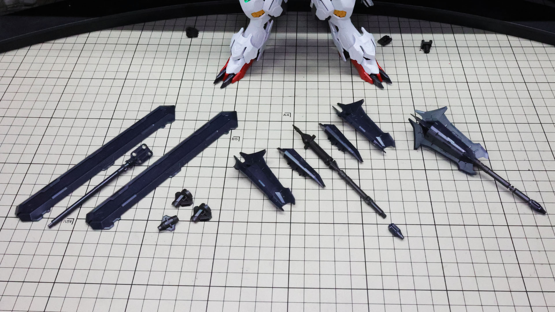 まずは両メイスから組んでいきます。それぞれ組み合わせるだけなので難しくはないです