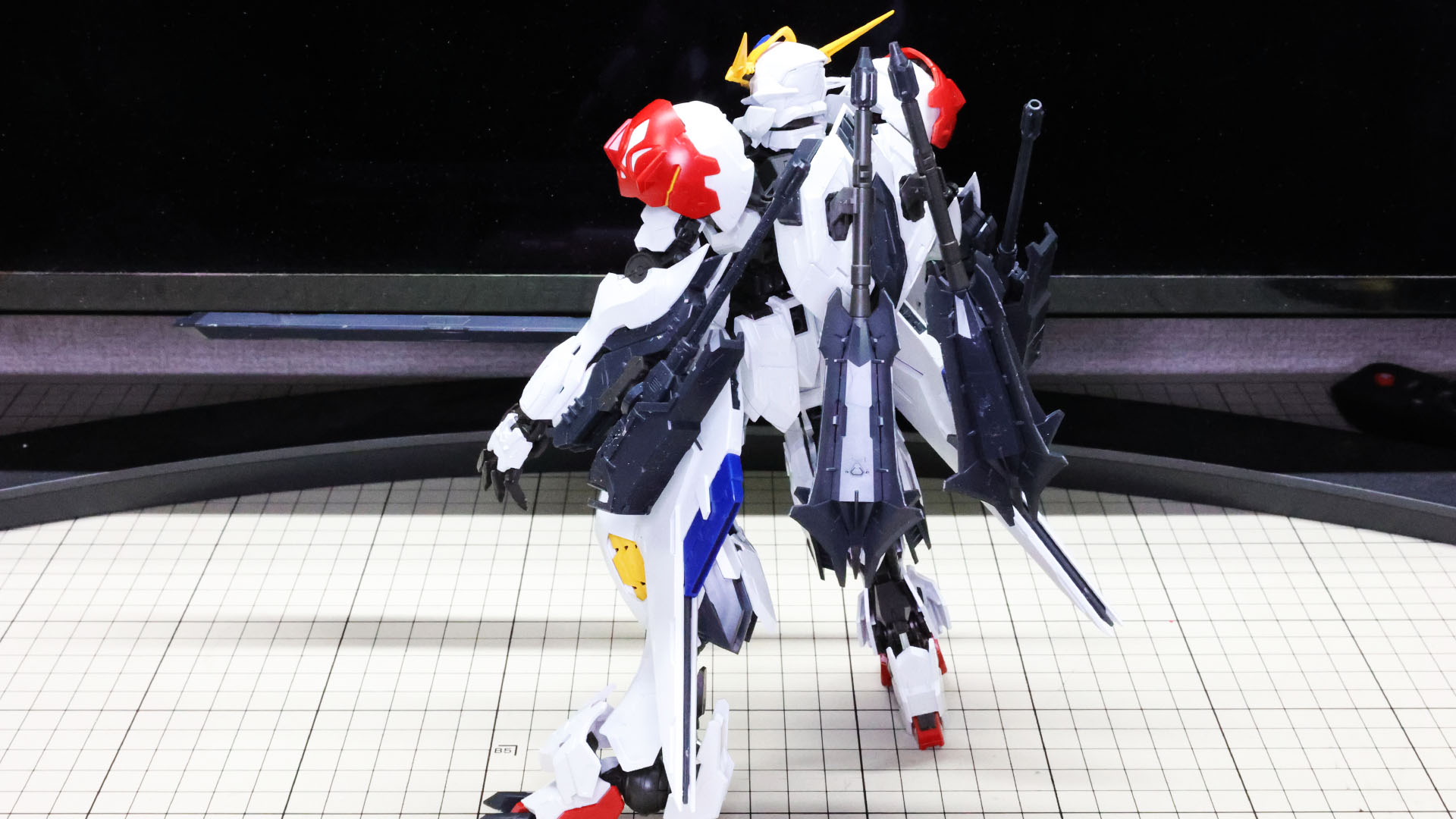 ツインメイスをバックパックに懸架し、フル装備のガンダム・バルバトスルプス出る！