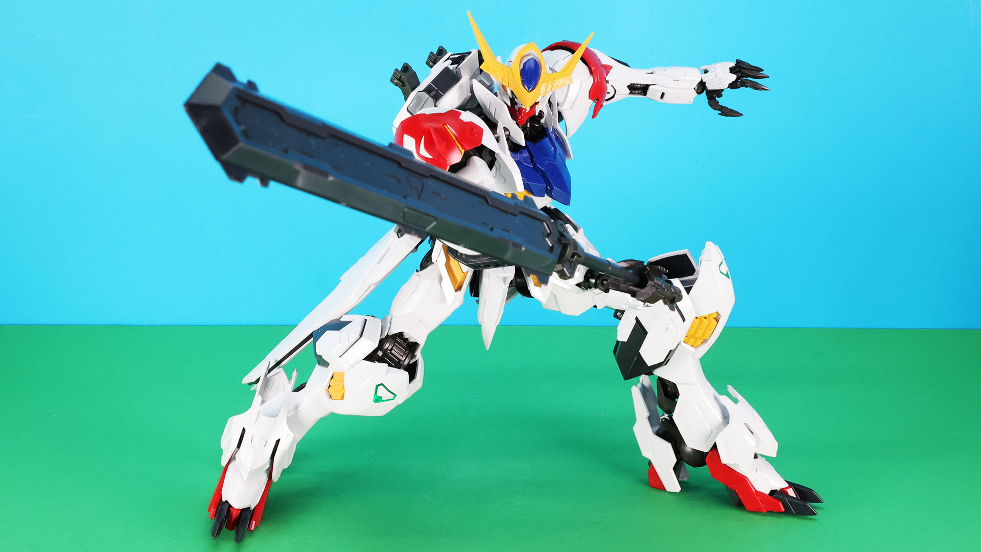 ソードメイスが長くて大迫力。がっちりした関節で片手でしっかり持てます