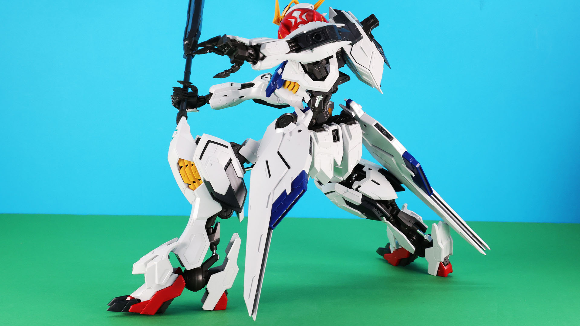 脚部もとんでもない可動性能を持っていて、各部が取れる角度に注目です！