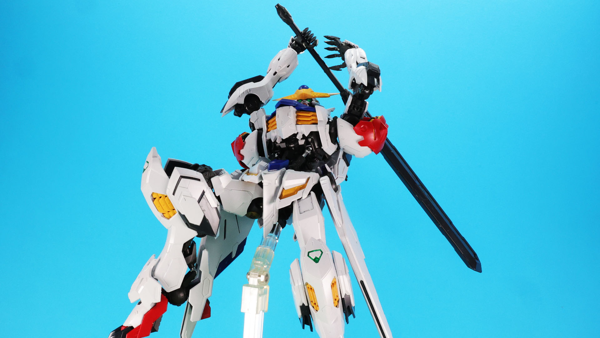 ソードメイスを振りかぶるポーズ！ 実際に手に取ってみると大きさに圧倒されます