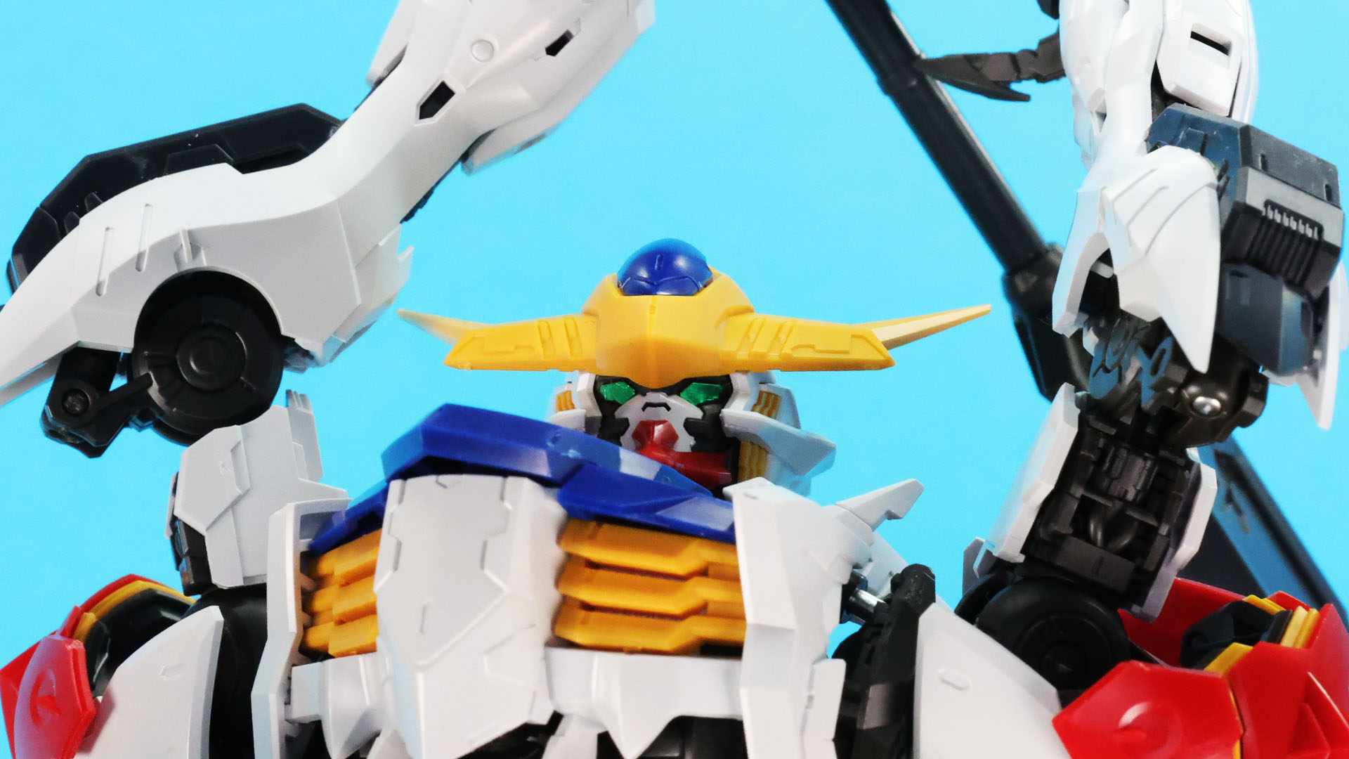 首の可動範囲も広いので下を睨む表情も可能