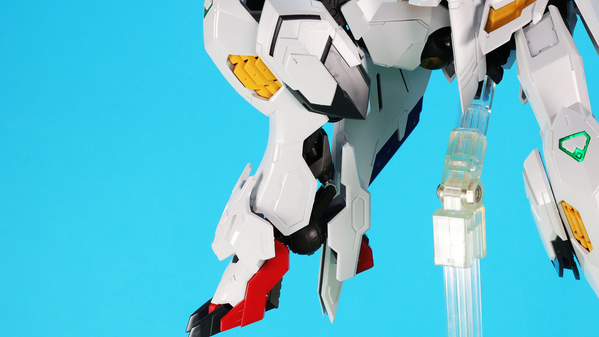 脚部の折り重なるようなディテールがすごい