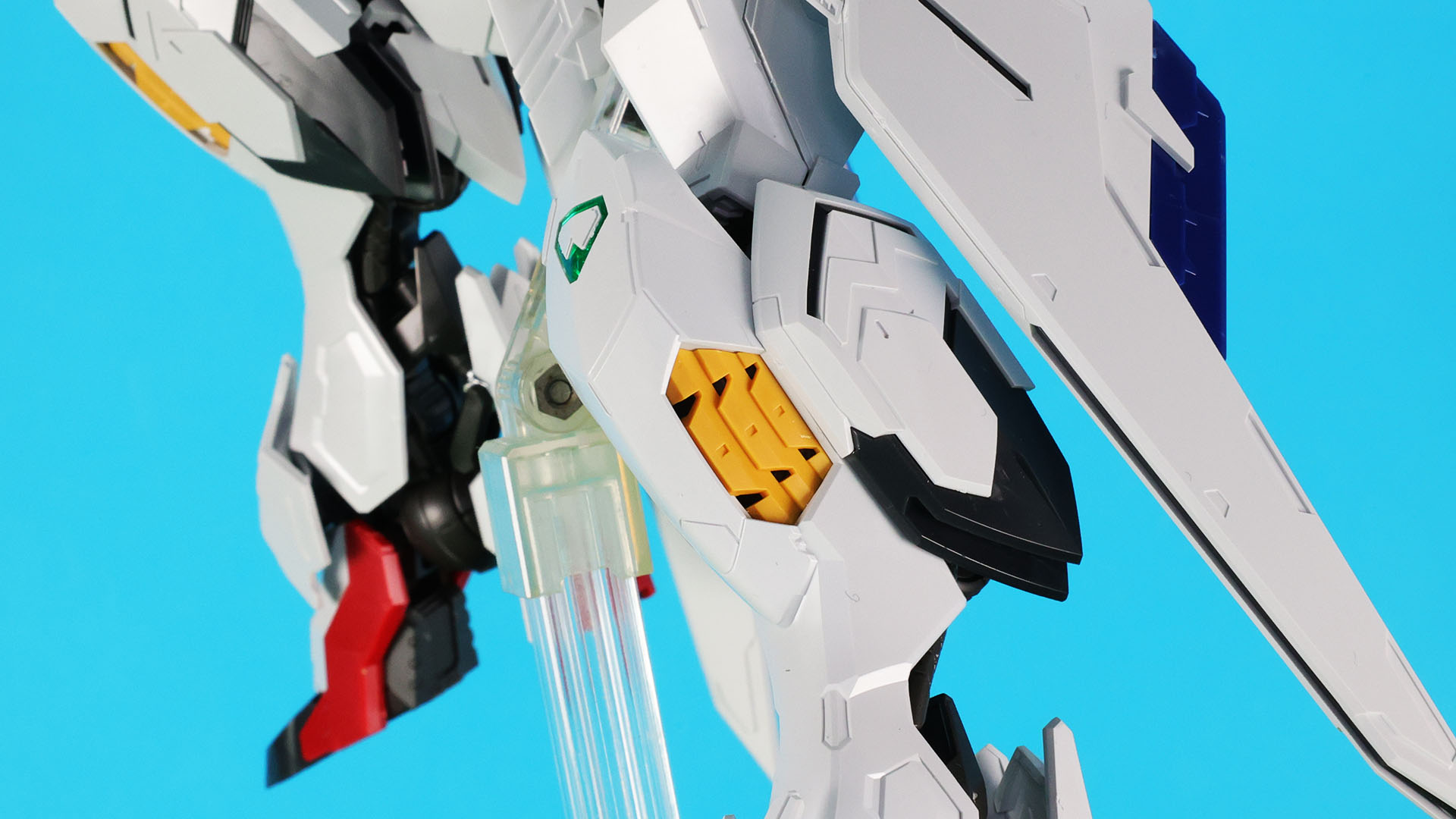 膝のダクトの情報量や推進機のシャープな造形