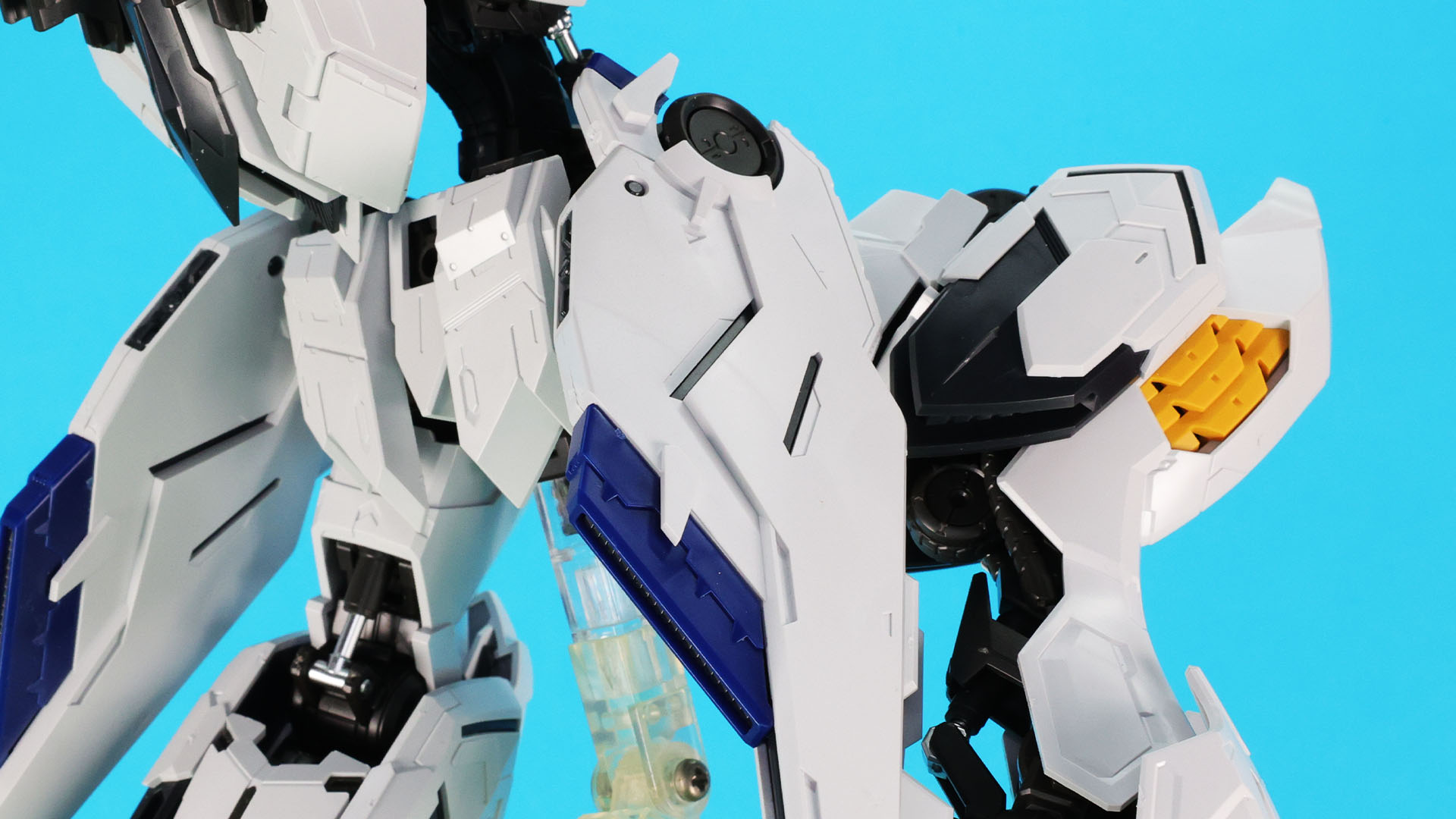 腰部左右の推進機も大きく表情豊かなポージングが可能です