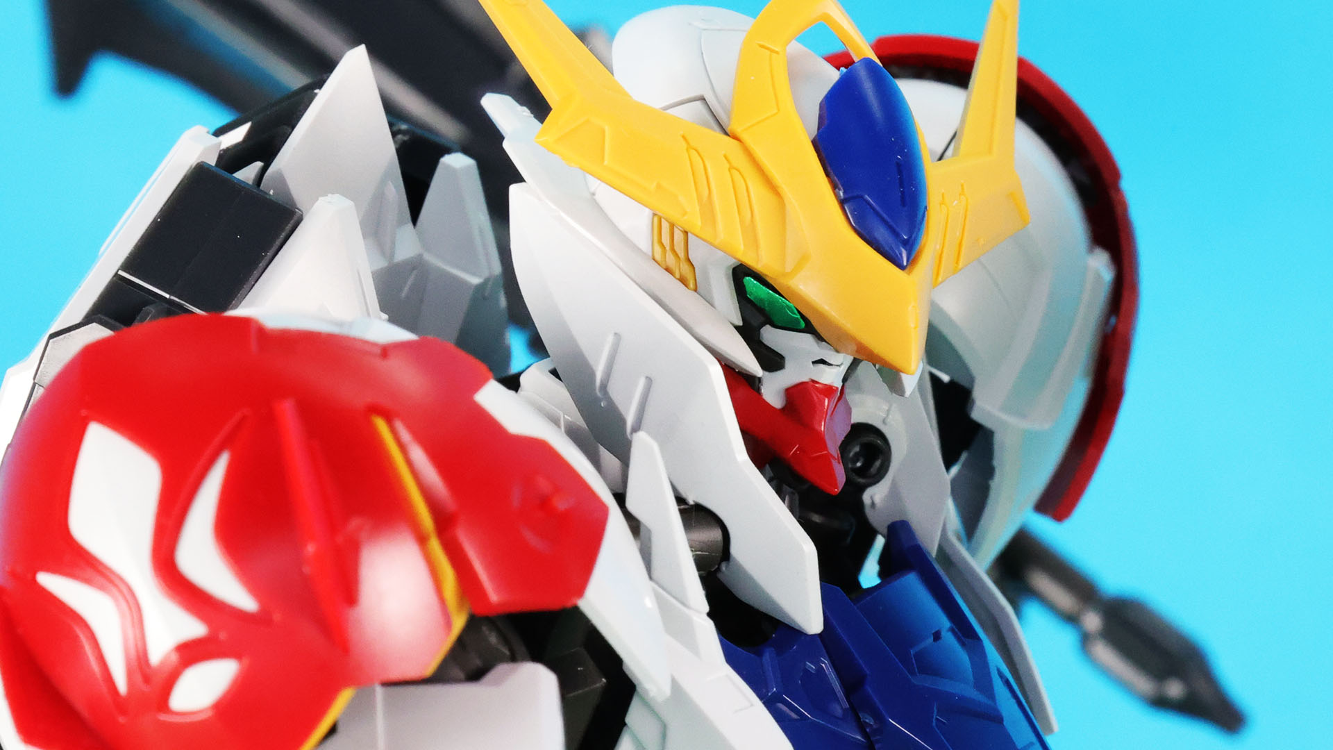 表情も相まって攻撃的な印象が強くなりました