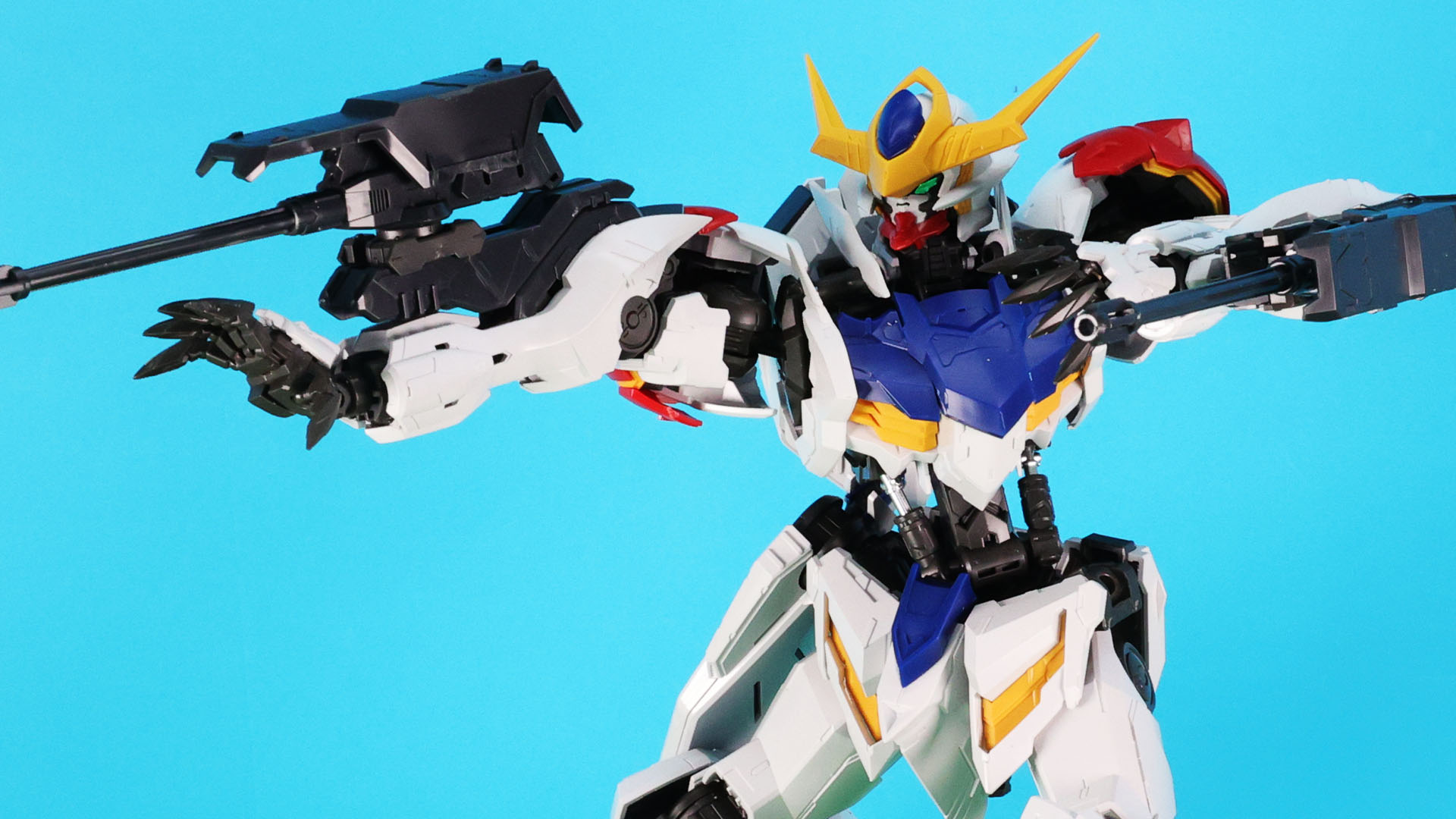 左右の腕部には200mm砲を装備可能