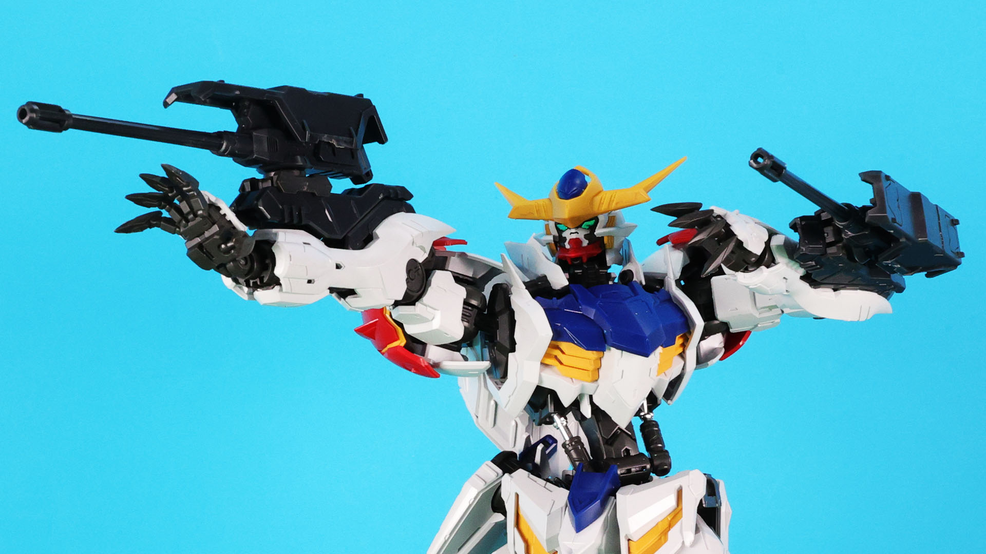 200mm砲の砲身は基部が前後にスライドします