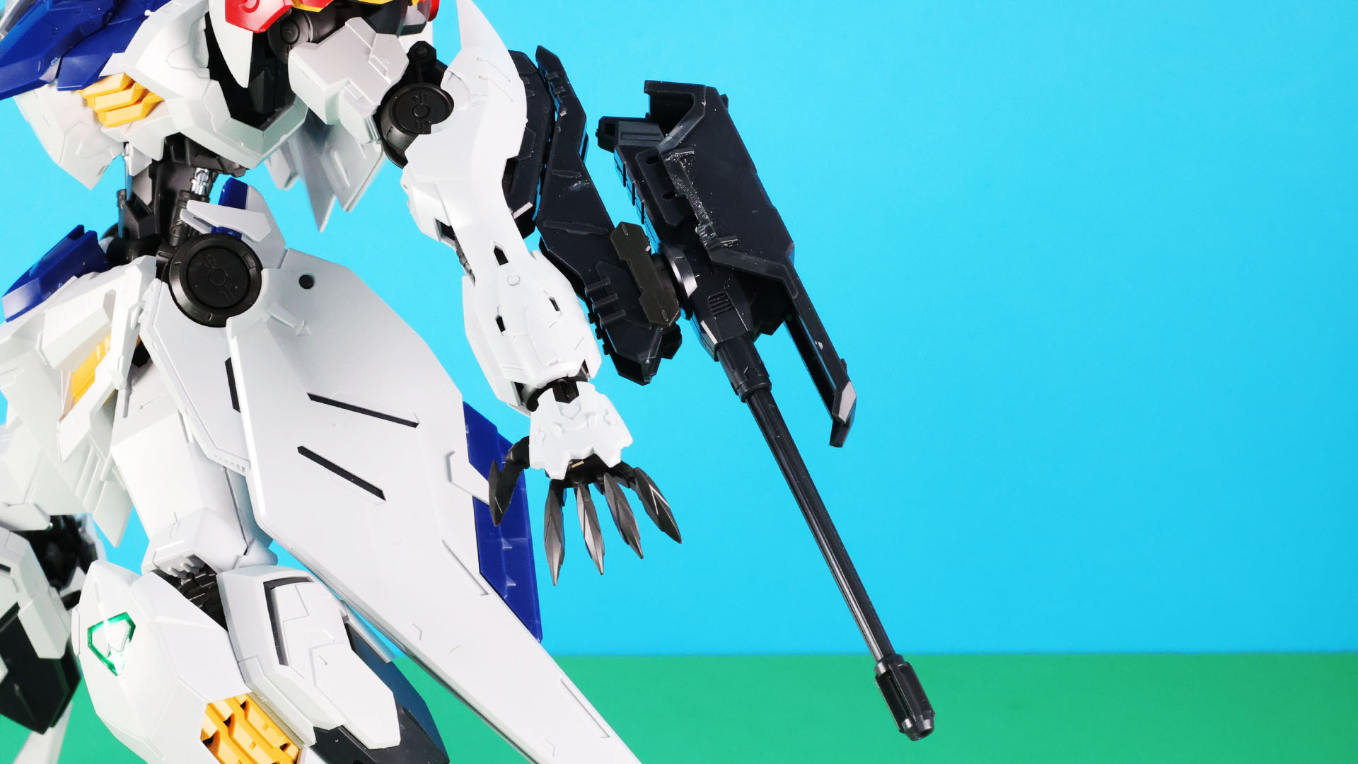 200mm砲の砲身は基部が前後にスライドします