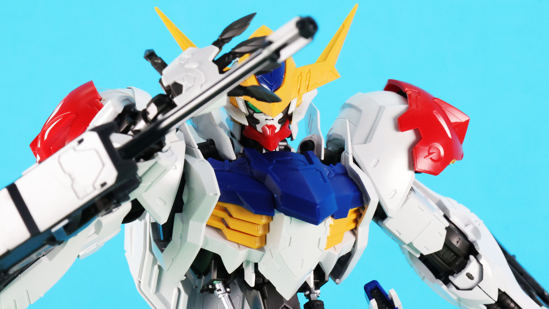 バックパックの左右ブロックは多軸アームで展開、マニピュレーターを露出できます