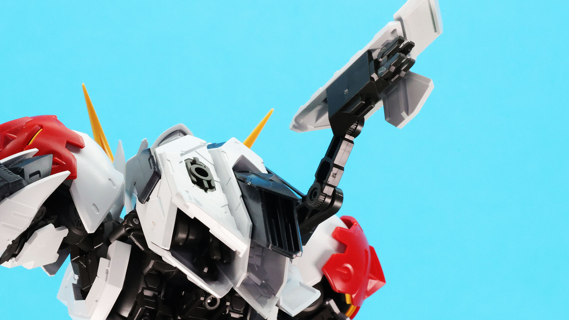 バックパックの左右ブロックは多軸アームで展開、マニピュレーターを露出できます