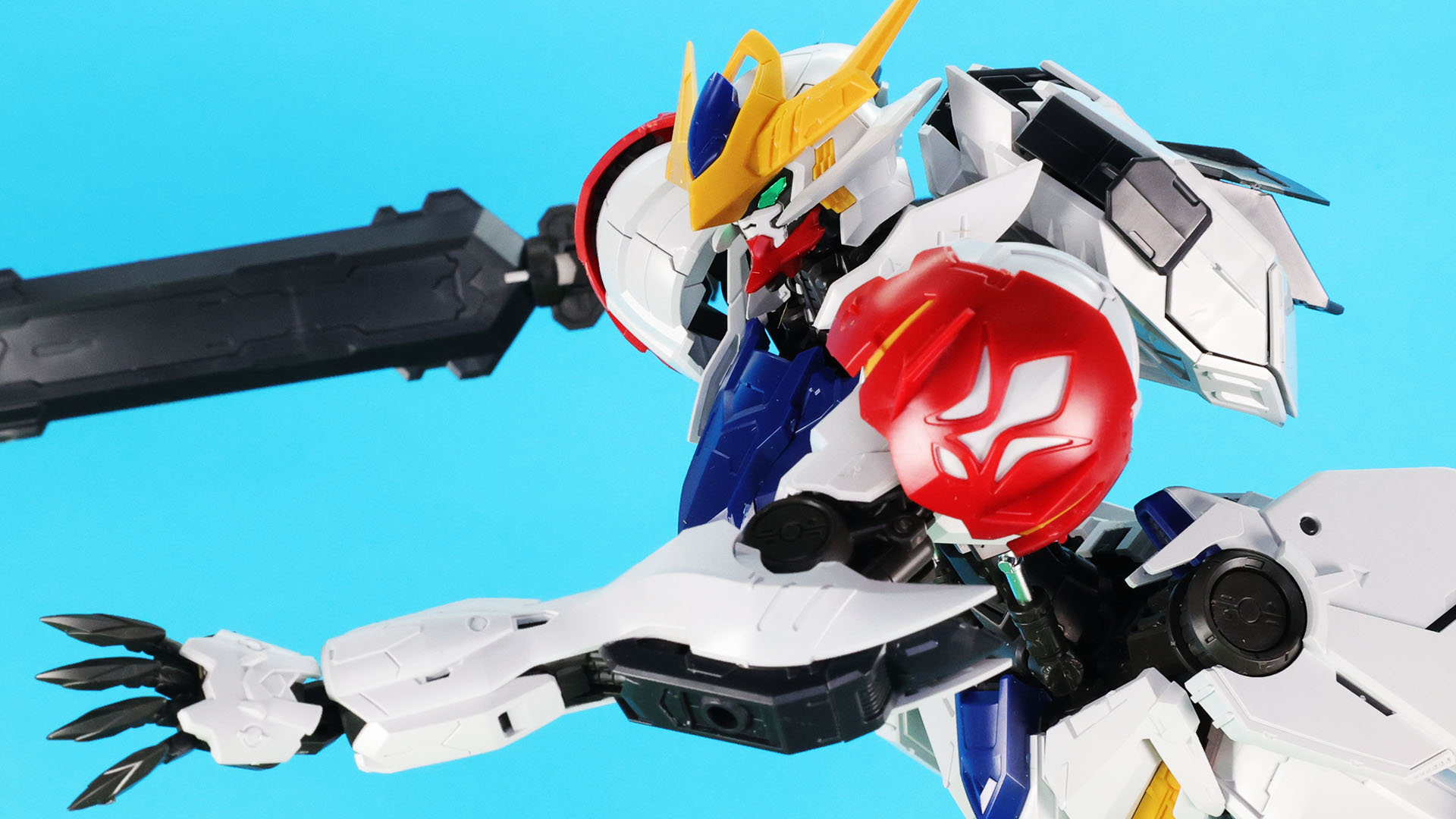 中央の推進機は展開できます。そして肩の鉄華団マークのシャープな造形！