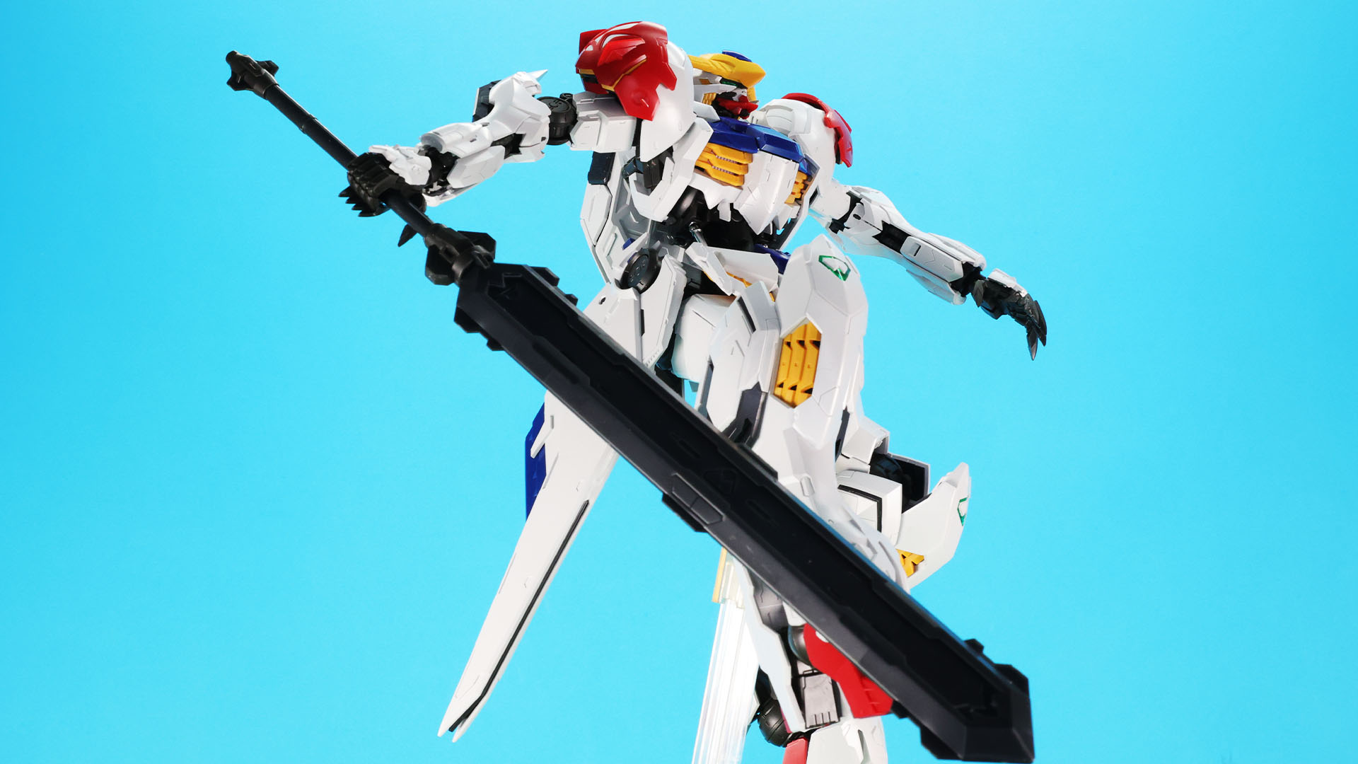 ガンダム・バルバトスは高空から飛来して敵機に襲い掛かるイメージがありますね