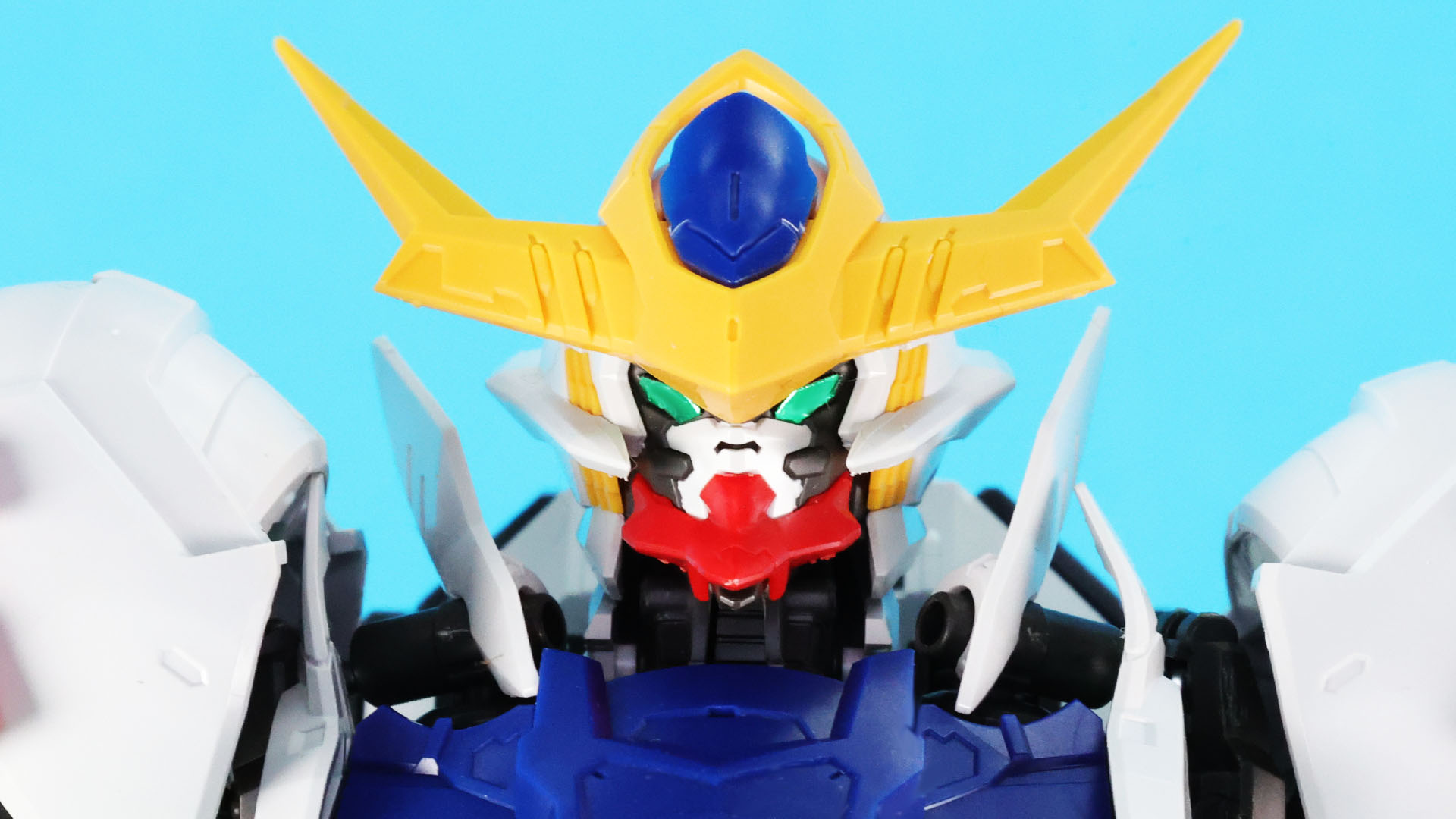 頬にあるダクトなど巧みなパーツ分けで精密に再現されています