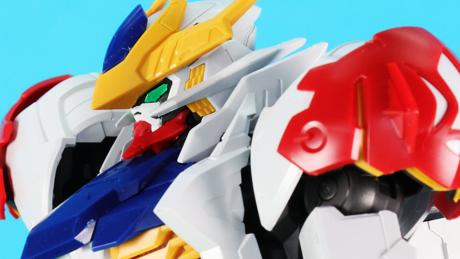 頬にあるダクトなど巧みなパーツ分けで精密に再現されています