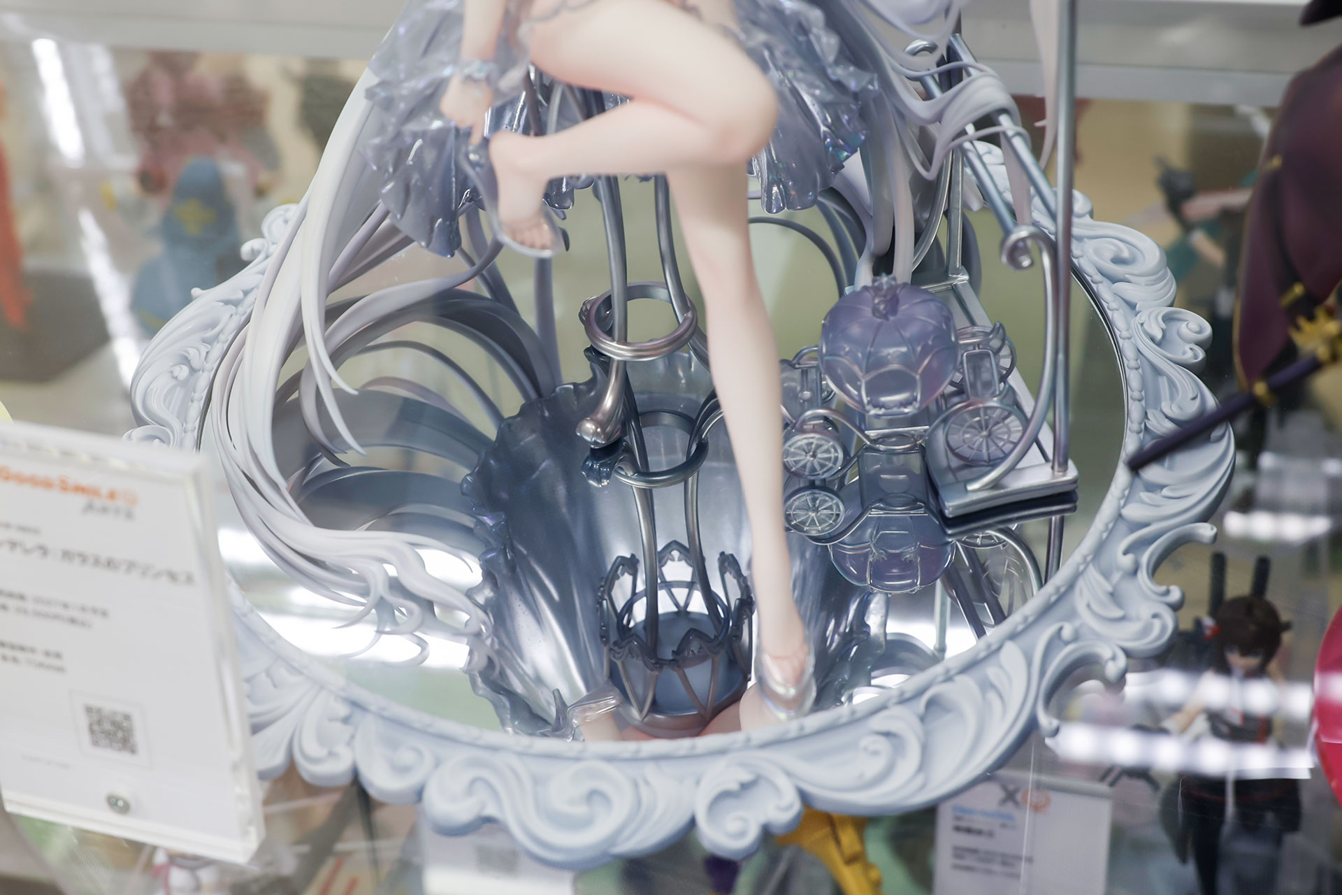 台座の上面は鏡になっている