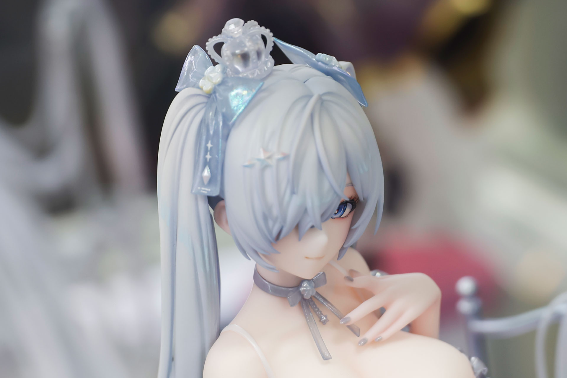 髪にはいろいろなアクセサリーがつけられている