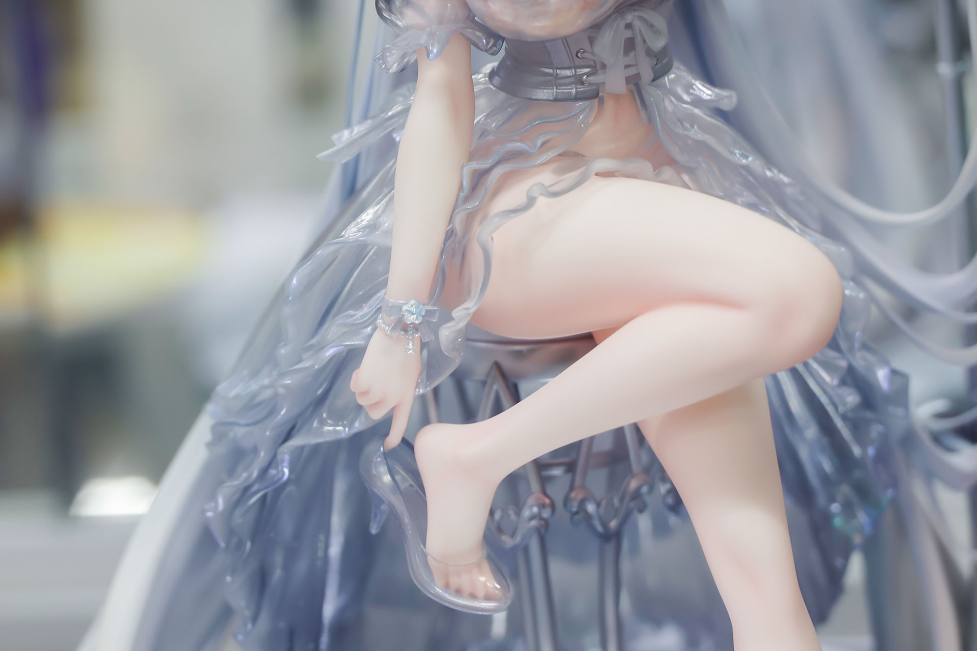 ガラスの靴を履いているようなデザインになっている