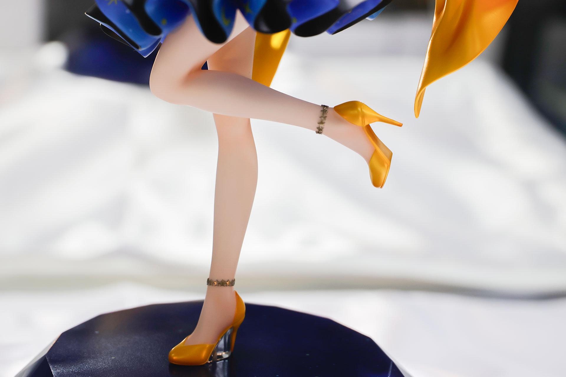 黄色いハイヒールもよく似合っている