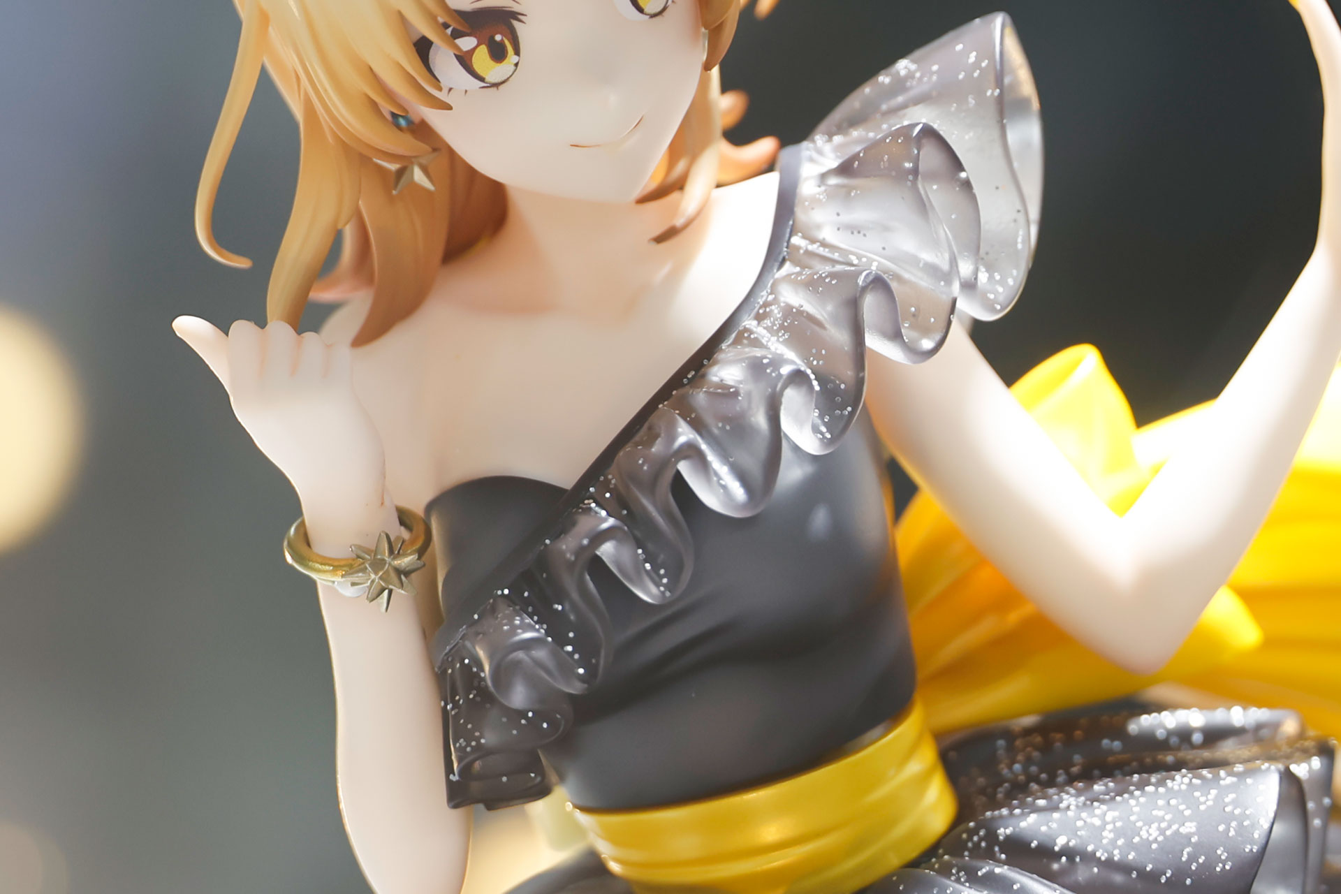 腕にもアクセサリーがつけられている