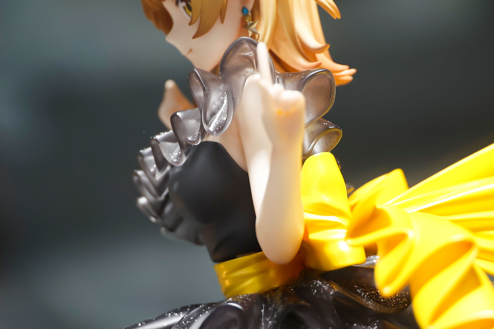 フリル部分も繊細に作り込まれているのがわかる