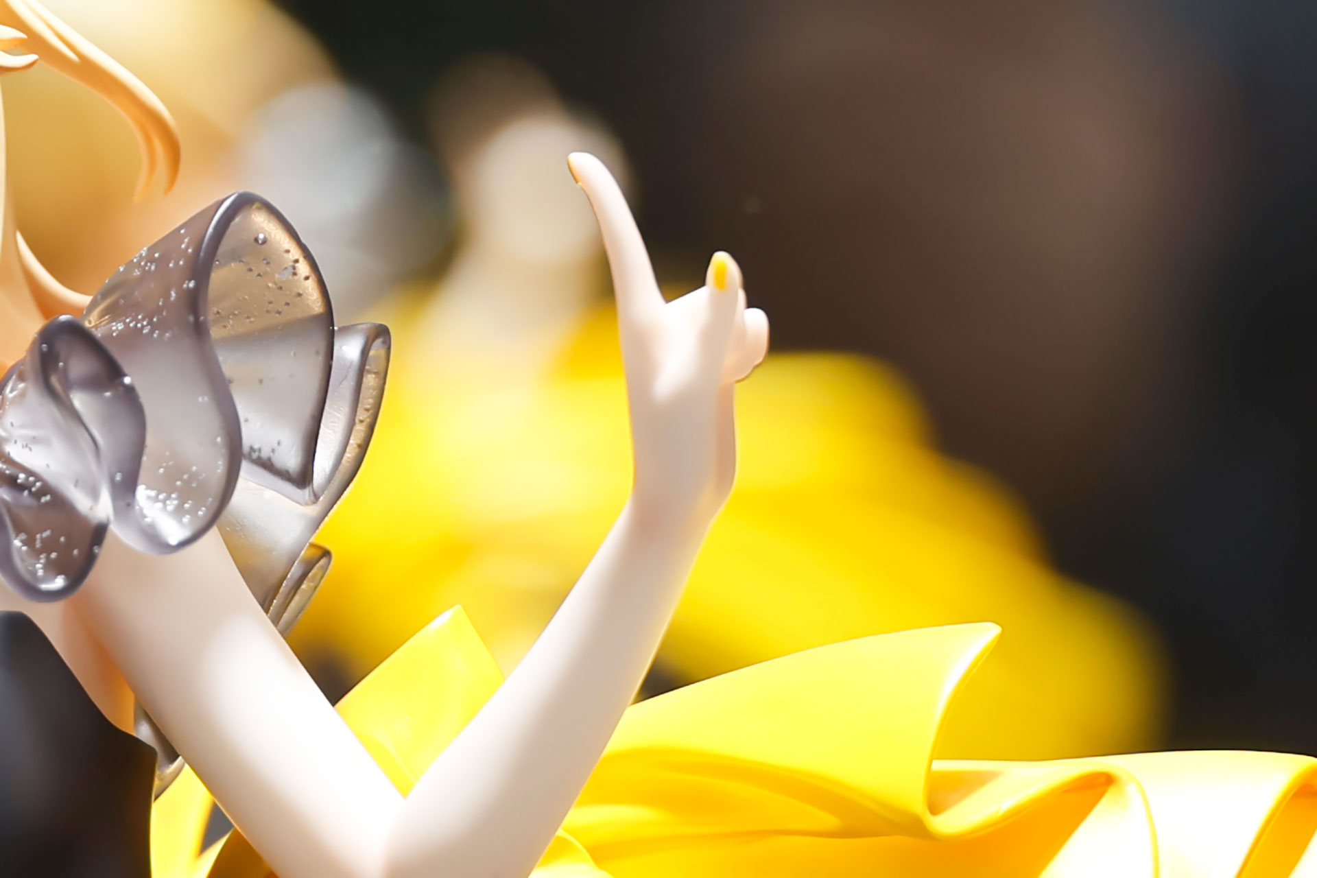 指には黄色いネイルが塗られている