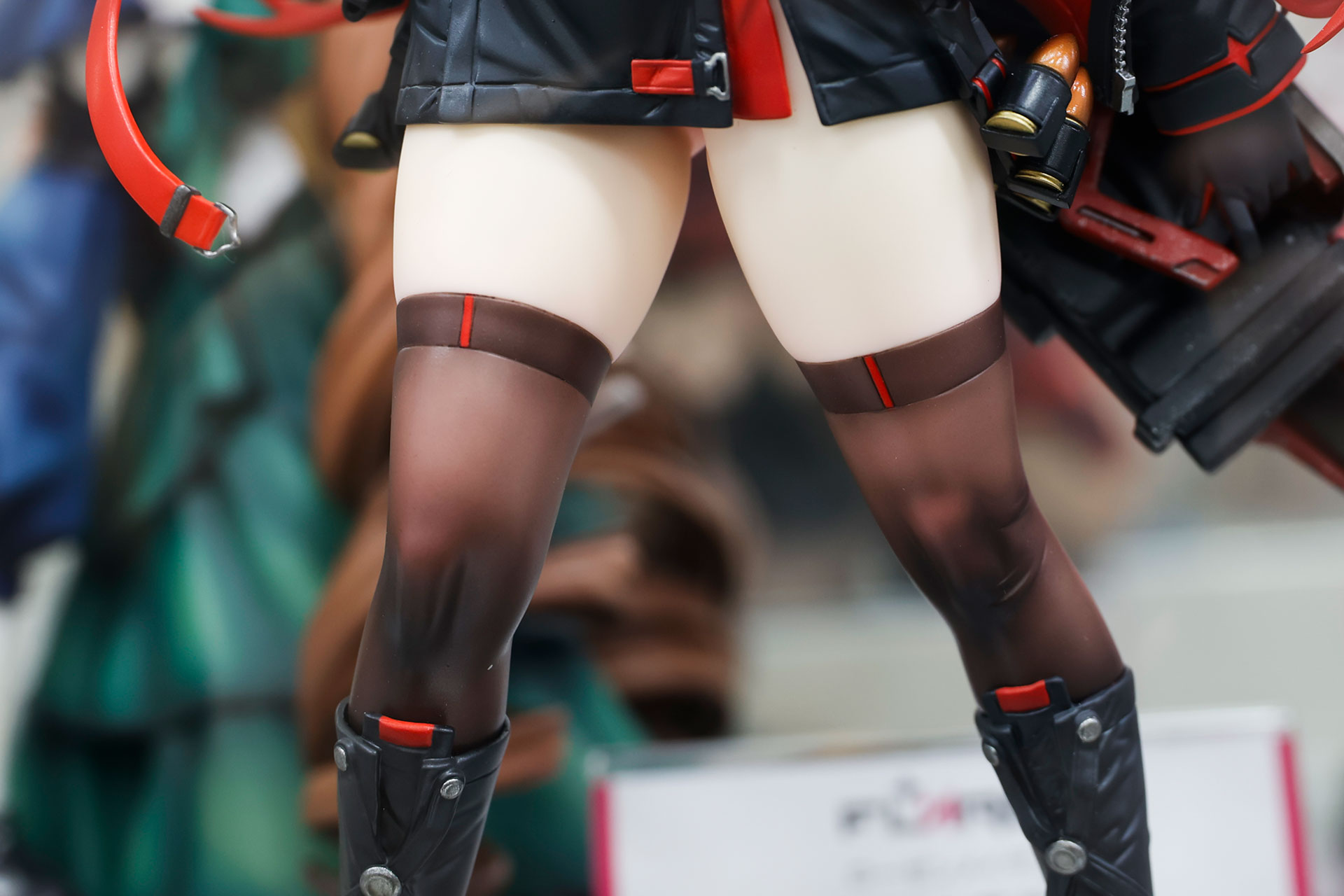 黒いタイツ部分は絶妙な彩色が施されている