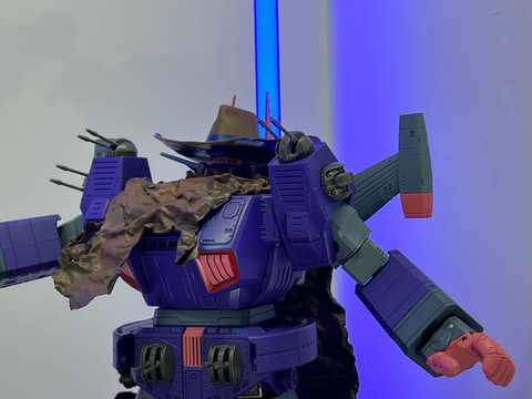 戦闘メカ ザブングル」よりカウボーイハットとマントをつけた「謎の