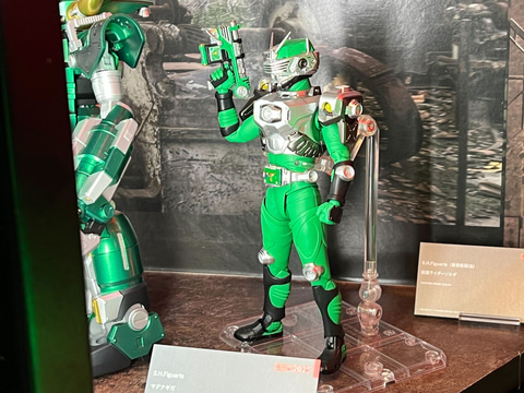 S.H.Figuarts（真骨彫製法）」シリーズより「龍騎」「響鬼」「カブト