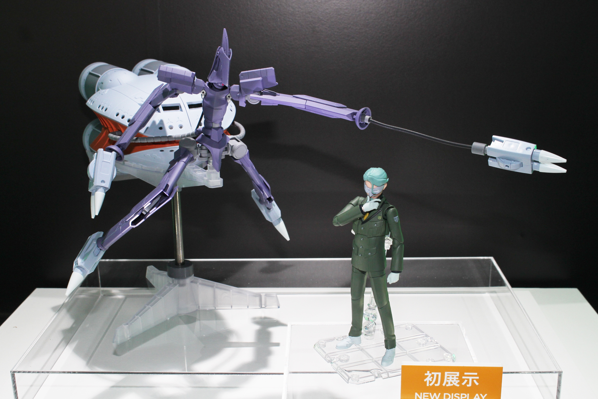 左から「ROBOT魂＜SIDE MS＞ キケロガ」（2026年5月発送予定、価格は35,200円）、「S.H.Figuarts シャリア・ブル」（2026年5月発送予定、価格は9,900円）。ともにプレミアムバンダイにて11月14日10時より予約開始