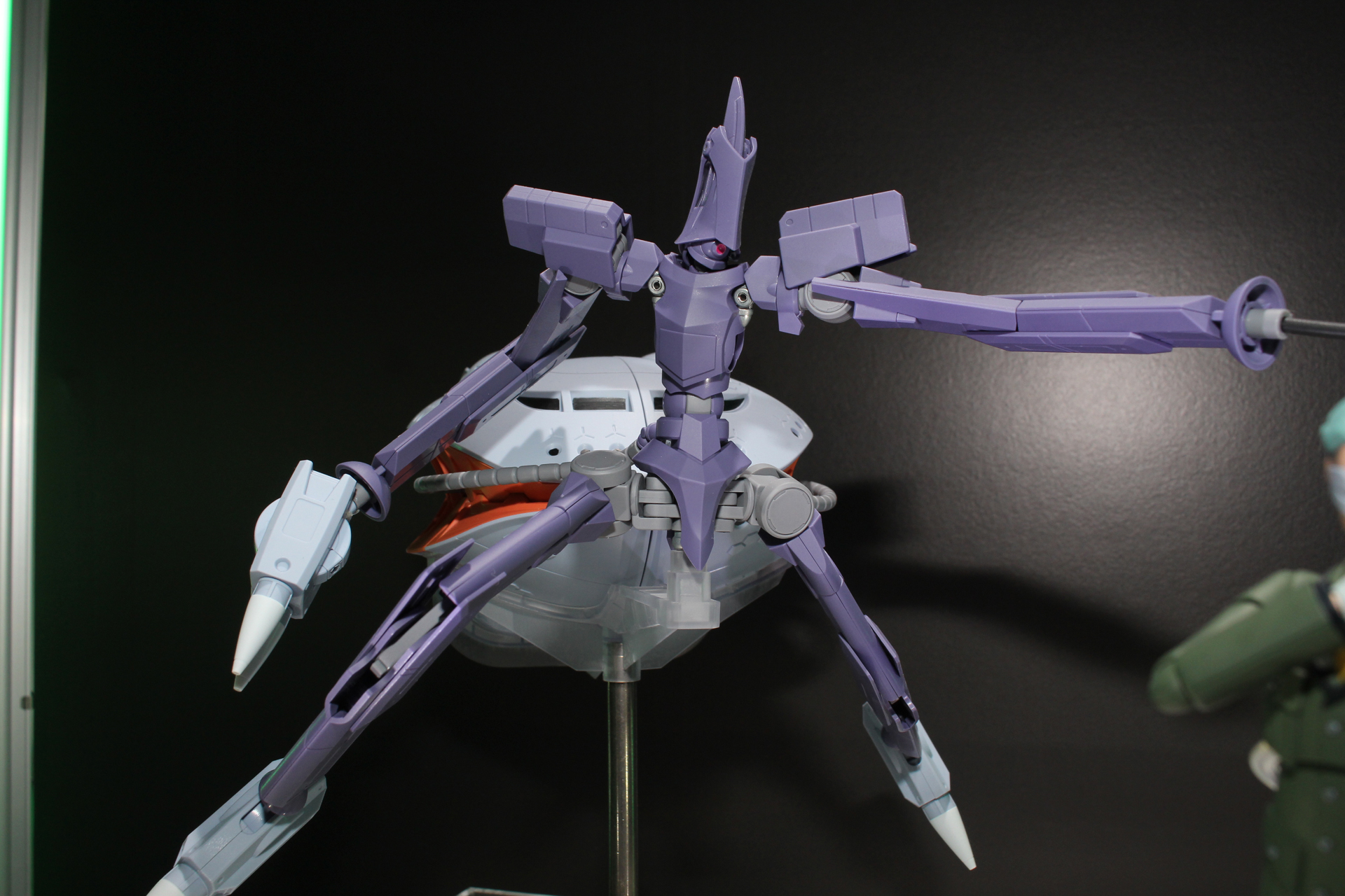 「ROBOT魂＜SIDE MS＞ キケロガ」のMS形態。設定通り、本体内部に収納された機体が現れる。そのプロセスは以下の公式動画を参照