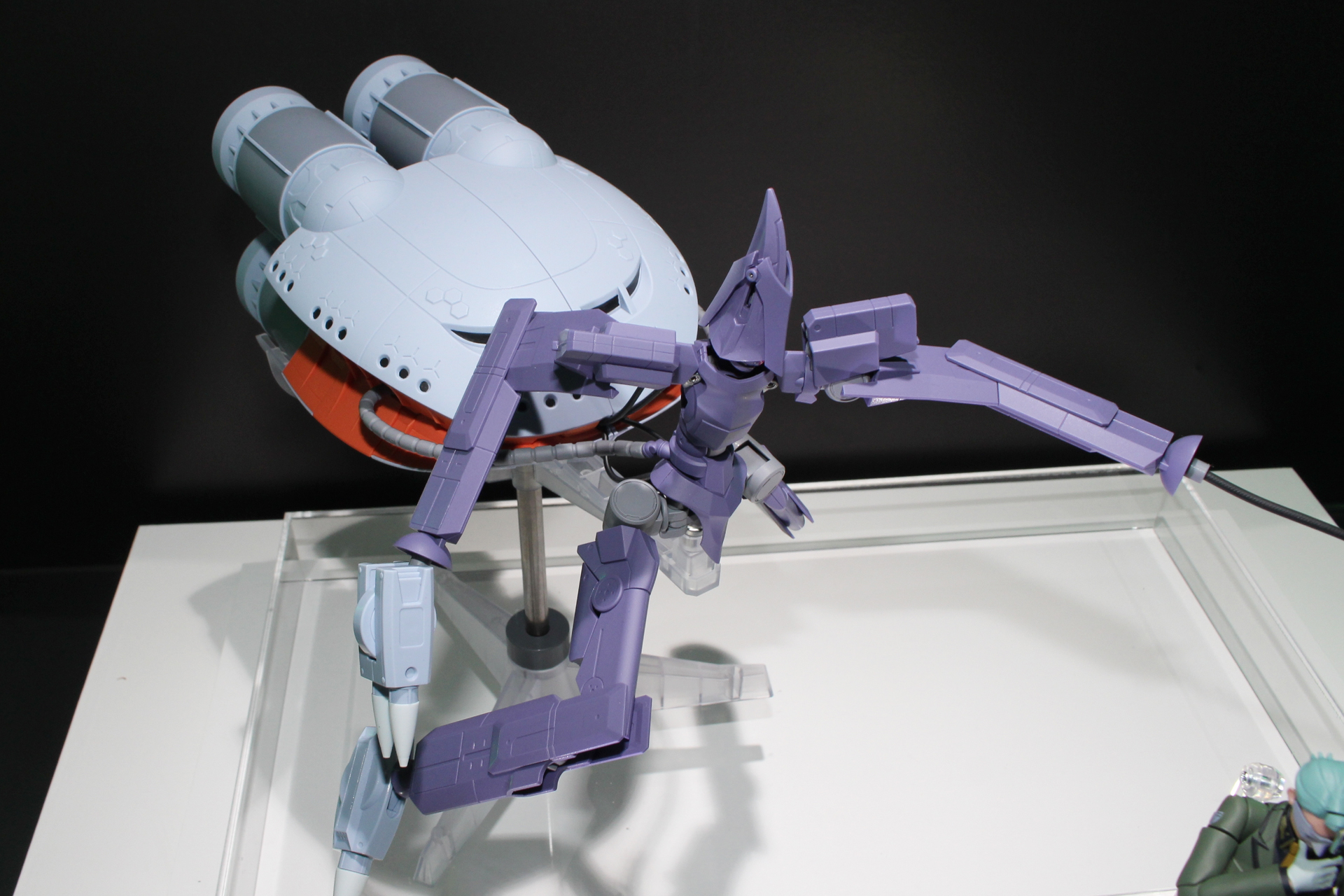 「ROBOT魂＜SIDE MS＞ キケロガ」のMS形態。設定通り、本体内部に収納された機体が現れる。そのプロセスは以下の公式動画を参照