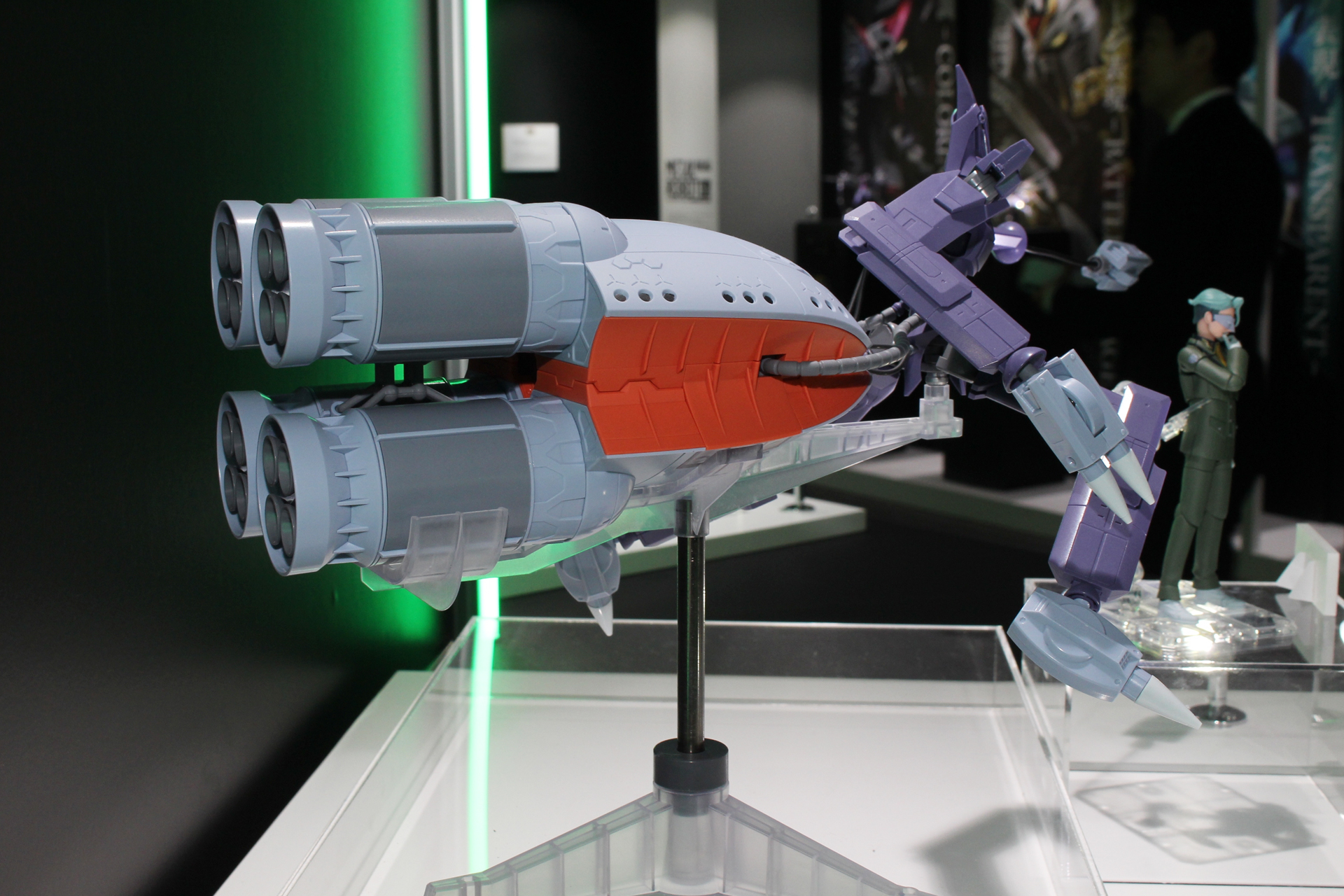 専用のディスプレイ台座の支柱には金属棒を採用している