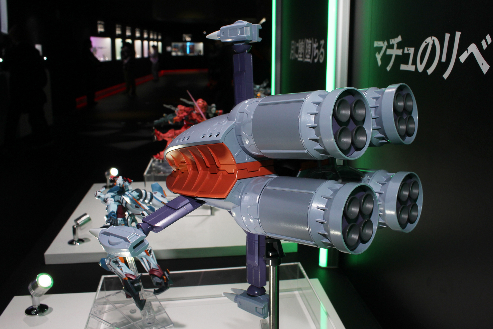 こちらはMA形態。発売済みの「METAL ROBOT魂＜SIDE MS＞ 赤いガンダム」や「同 ジークアクス」のスケールに合わせたサイズだそう