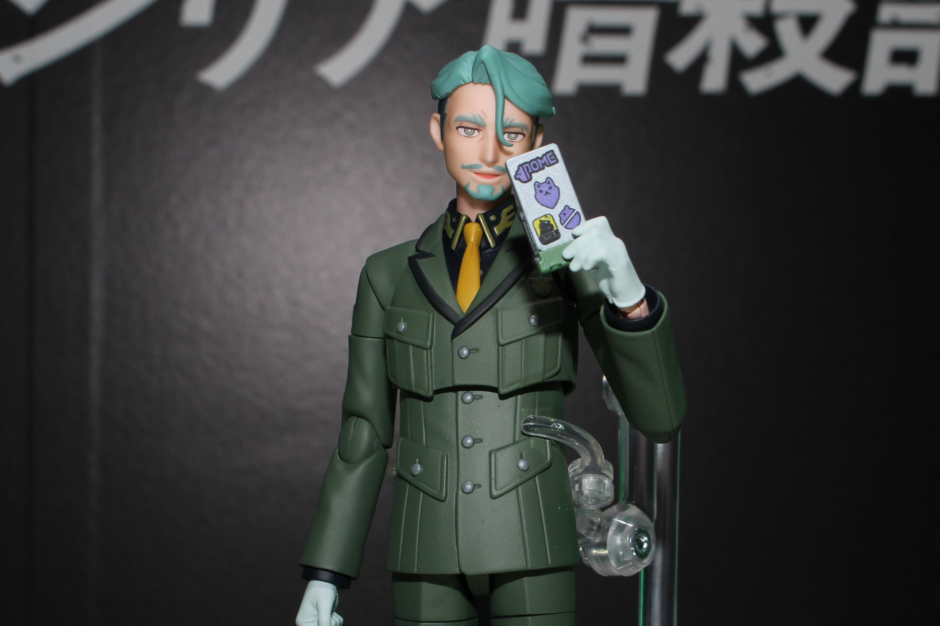 こちらはスマートフォンを使用しているポーズ。スマホの柄もバッチリ再現