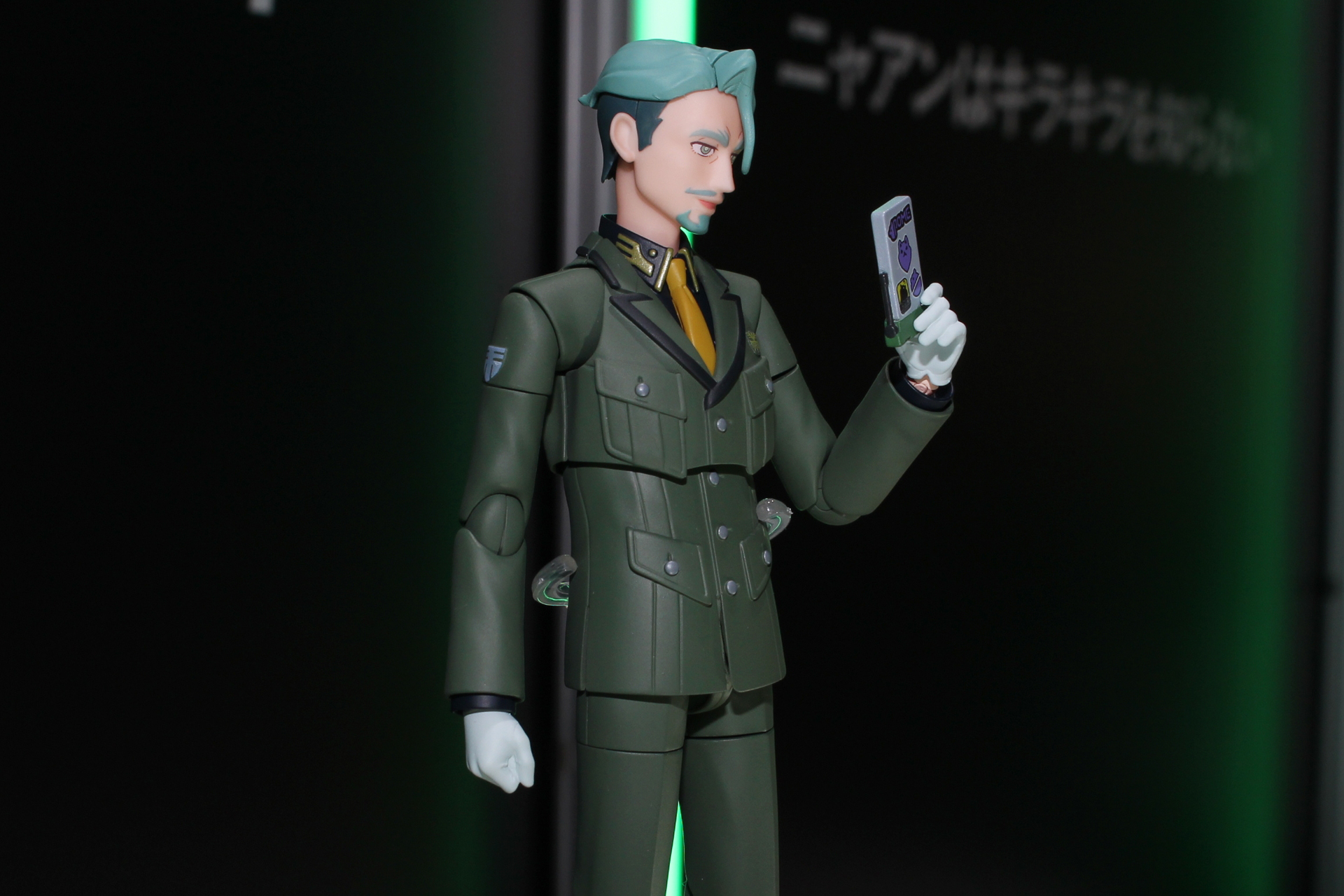 こちらはスマートフォンを使用しているポーズ。スマホの柄もバッチリ再現