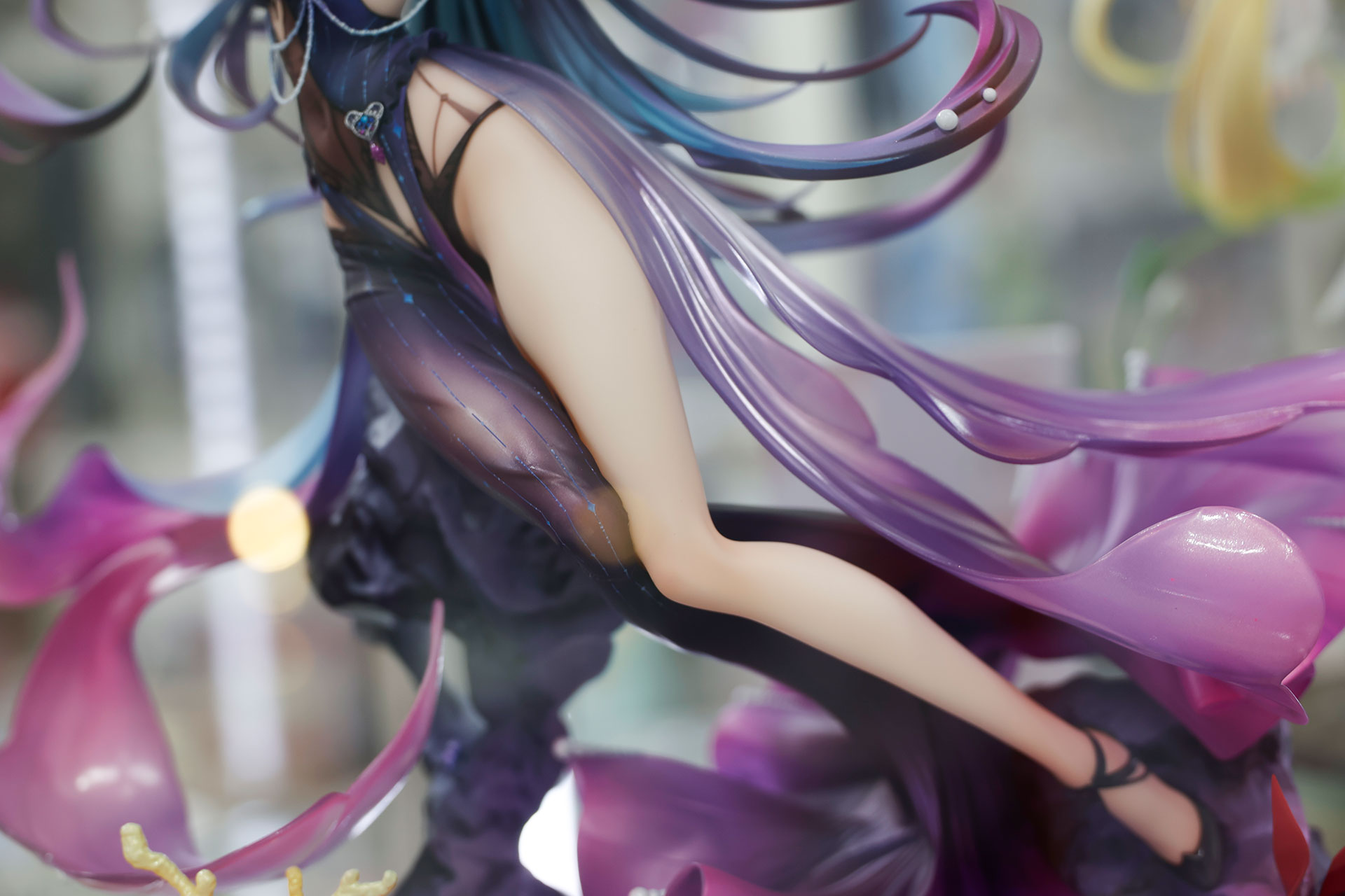スラリと伸びた白い脚が美しい